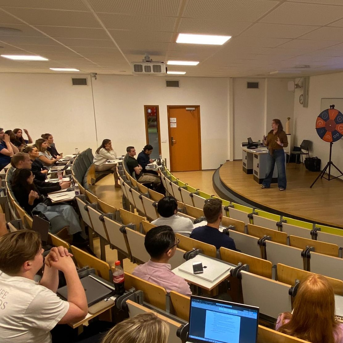 Terug naar school! Voor een gastcollege Neuromarketing aan deeltijdstudenten van commerciële economie aan het HvA.

En hoe leuk: de volgende dag krijg ik dit bericht van een studente:

“Heel erg bedankt voor de super interessante gastles! Ik heb met volle aandacht zitten luisteren en vond het ontzettend leuk hoe u alles vertelde. U wist op een inspirerende en toegankelijke manier veel nieuwe dingen te delen die ik nog niet wist.” 

#conversie #omzet #sales #marketing #neuromarketing #beinvloeding #nicol101 #spreken