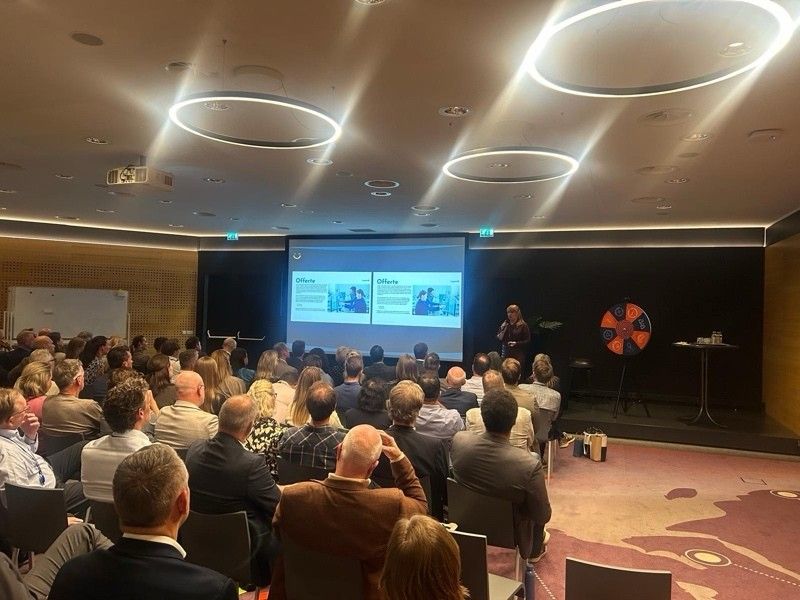 Daar stond ik dan. Voor meer dan 100 salesprofessionals en ik had geen flauw idee wat ik zou zeggen....


... want tijdens mijn keynote bepaalt het publiek de inhoud. Hoe? De mensen in de zaal draait zelf aan het Rad van invloed. 

Het lot bepaalt dus. Er staat maar 1 ding vast: na mijn keynote weet het publiek hoe er met subtiele, kleine handelingen verrassend grote resultaten worden behaald. 

Vorige week, bij Capgemini kwamen we uit op de categorieën aandacht, waardeperceptie en relatie. En zo sprak ik o.a. over Bizarreness-effect, strategic silence, prijspsychologie, autoriteit en sympathie.

Dank jullie wel Mirjam Van Kuilenburg , Nicole Hartung en Aisa Jaspers-Nijhove voor de uitnodiging en de gastvrijheid. En credits voor de beste PowerPoint-assistent én fotograaf Dion Meixner 

En Aike Berghuis , wat een mooie review gaf jij! “𝘐𝘬 𝘸𝘪𝘭 𝘫𝘦 𝘦𝘤𝘩𝘵 𝘤𝘳𝘦𝘥𝘪𝘵𝘴 𝘨𝘦𝘷𝘦𝘯 𝘰𝘷𝘦𝘳 𝘩𝘰𝘦 𝘫𝘦 𝘥𝘦 𝘱𝘳𝘦𝘴𝘦𝘯𝘵𝘢𝘵𝘪𝘦 𝘩𝘦𝘣𝘵 𝘨𝘦𝘥𝘢𝘢𝘯. 𝘏𝘦𝘵 𝘸𝘢𝘴 𝘭𝘦𝘦𝘳𝘻𝘢𝘢𝘮, 𝘵𝘰 𝘵𝘩𝘦 𝘱𝘰𝘪𝘯𝘵 𝘦𝘯 𝘪𝘬 𝘻𝘢𝘵 𝘦𝘤𝘩𝘵 𝘰𝘱 𝘩𝘦𝘵 𝘱𝘶𝘯𝘵𝘫𝘦 𝘷𝘢𝘯 𝘮𝘪𝘫𝘯 𝘴𝘵𝘰𝘦𝘭. 𝘐𝘬 𝘩𝘦𝘣 𝘷𝘢𝘬𝘦𝘳 𝘴𝘱𝘳𝘦𝘬𝘦𝘳𝘴 𝘨𝘦𝘩𝘰𝘰𝘳𝘥 𝘸𝘢𝘢𝘳 𝘫𝘦 𝘴𝘯𝘦𝘭 𝘢𝘧𝘨𝘦𝘭𝘦𝘪𝘥 𝘰𝘧 𝘷𝘦𝘳𝘮𝘰𝘦𝘪𝘥 𝘳𝘢𝘢𝘬𝘵. 𝘔𝘢𝘢𝘳 𝘥𝘢𝘵 𝘩𝘢𝘥 𝘪𝘬 𝘣𝘪𝘫 𝘫𝘰𝘶 𝘵𝘰𝘵𝘢𝘢𝘭 𝘯𝘪𝘦𝘵.”

cc Speakers Academy® / #Nicol101