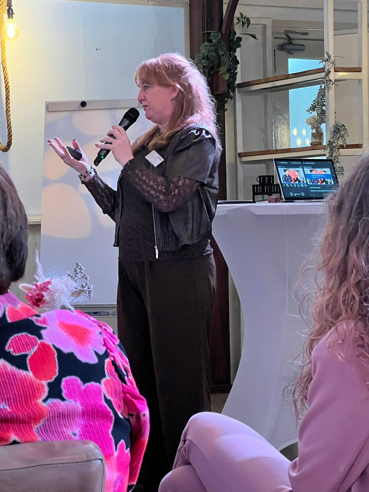 Het was feest! 🥳Afgelopen woensdag bij NVDM mocht ik mijn fascinatie over de kracht van taal delen met hun support professionals.


Dit jaar bestaat NVDM De community van support professionals 55 jaar! De regio Zuid-Holland vierde dit woensdag met prosecco, taart en heerlijke hapjes. Ter lering en vermaak mocht ik de aanwezige support professionals leren goochelen met woorden. Hoe bereik je meer met taal? Geen gemaar!

Het was een heerlijke bijeenkomst op een prachtige locatie: Breezze, in Vierpolders.

Bedankt Jacky Gersie-van Dillewijn , Yvonne van der Meyde , Mariska Wulffers van NVDM voor het vertrouwen, de geweldige organisatie, de enorme gastvrijheid én de heerlijke taart!

#nicol101