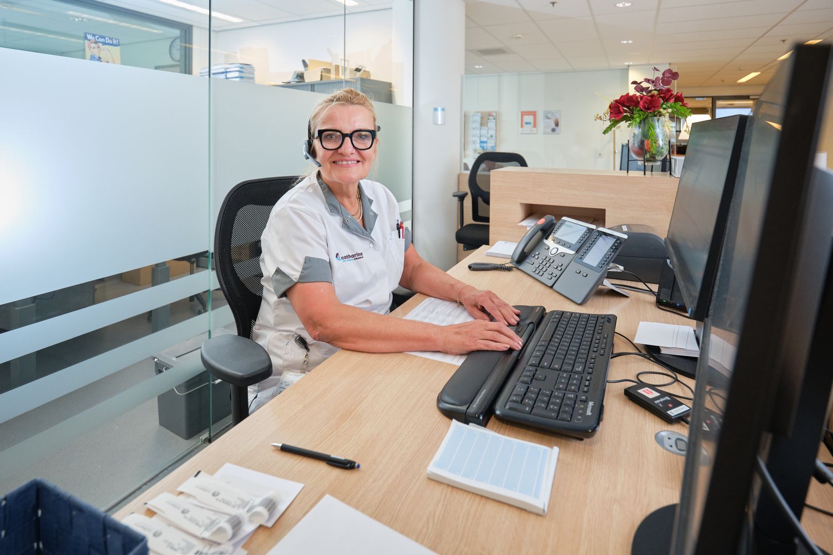 𝗪𝗼𝗿𝗱 𝗵𝗲𝘁 𝗮𝗮𝗻𝘀𝗽𝗿𝗲𝗲𝗸𝗽𝘂𝗻𝘁 𝗼𝗽 𝗼𝗻𝘇𝗲 𝗽𝗼𝗹𝗶 𝗡𝗲𝘂𝗿𝗼𝗹𝗼𝗴𝗶𝗲! Als polikliniekassistent Neurologie bij het Catharina Ziekenhuis ben jij de onmisbare schakel tussen artsen, verpleegkundigen en patiënten. Jij zorgt dat alles op rolletjes loopt: je plant afspraken, ontvangt patiënten met een glimlach en houdt het hoofd koel als het druk wordt.

💬 “Ik voel me echt betrokken bij de patiënten én het team. Geen dag is hetzelfde, en dát maakt dit werk zo leuk.” – Khadija

👉 Parttime, met fijne werktijden en een betrokken, collegiaal team.
📍 Wil jij met jouw organisatie- en communicatietalent bijdragen aan de beste zorg? Bekijk hier de vacature: https://lnkd.in/ehnWhVhq

#werkenbijcatharina