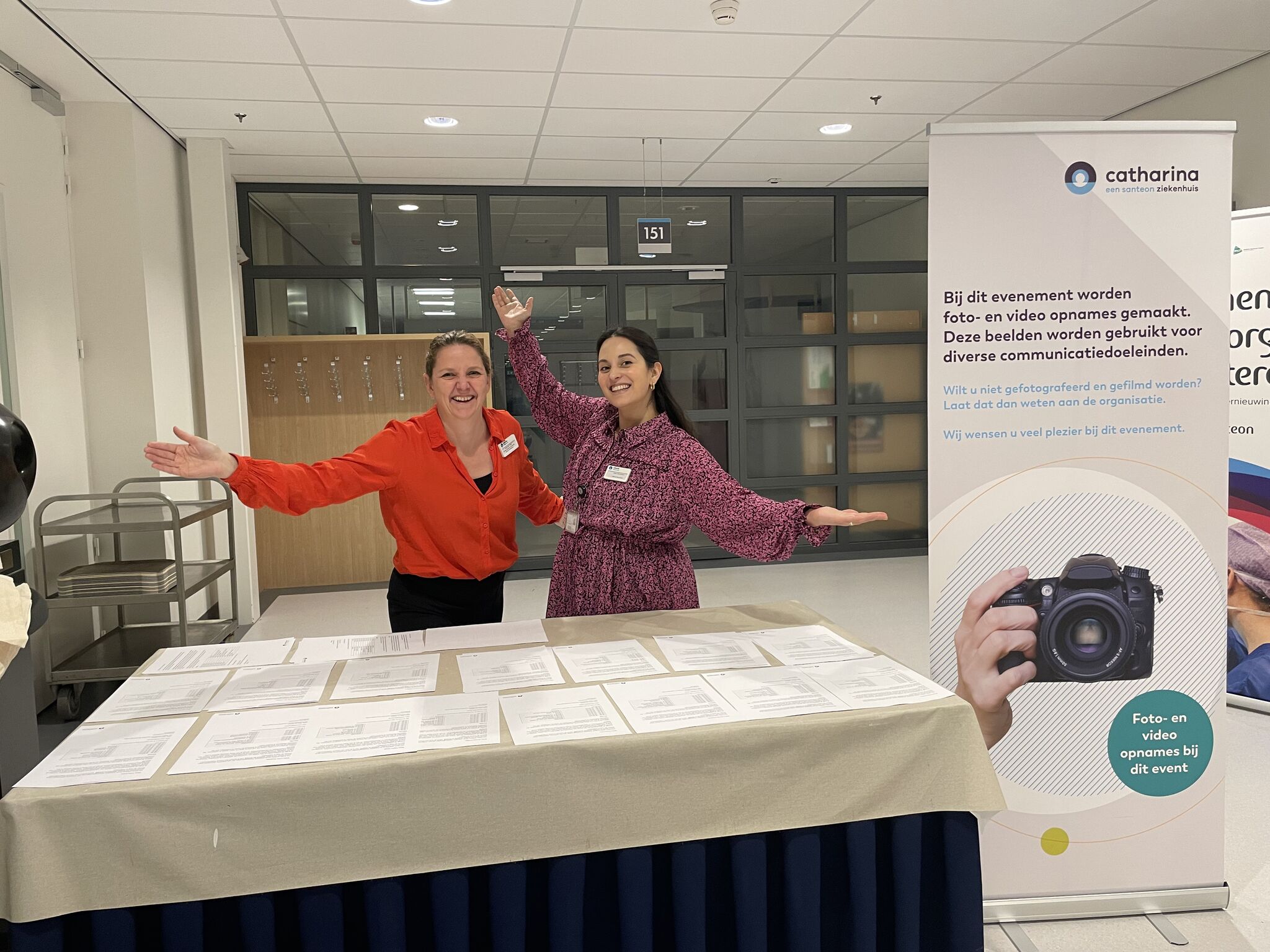 Na maanden van plannen, organiseren en schakelen met verschillende partijen, kunnen we met trots terugkijken op de eerste editie van Expeditie Verpleegkundige! Gisteren ontvingen we ongeveer 100 enthousiaste zorgtoppers die de mogelijkheden binnen het #catharinaziekenhuis kwamen verkennen. 👩🏻‍⚕️👨‍⚕️

De deelnemers bezochten diverse informatiestands, spraken met opleidingsadviseurs en recruiters, en deden unieke ervaringen op in het skillslab. Het was een dag vol inspirerende gesprekken en waardevolle connecties.

Een groot dankjewel aan al mijn collega’s voor jullie inzet en enthousiasme! In het bijzonder wil ik Anja van Thiel en May Lambooy bedanken; dankzij jullie was deze dag een succes. En natuurlijk bedankt aan alle deelnemers – jullie enthousiasme maakte het onvergetelijk. ❤️

Heb je deze dag gemist? Geen zorgen! Stuur een mail naar recruitment@catharinaziekenhuis.nl voor persoonlijk advies of kijk op onze werkenbij site voor ons actuele vacatureaanbod.

Wij hebben de smaak te pakken. Op naar het volgende event! ✨🚀

#verpleegkunde #zorghelden #vacaturesindezorg #catharinaziekenhuis #werkenbijcatharina
