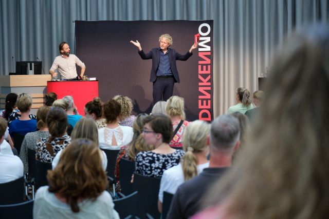Bouw aan unieke evenementen als onze eventcoördinator!

Ben jij een organisatorisch talent dat graag impact maakt? Zoek jij een baan met betekenis waar je echt een verschil maakt? Dan hebben wij dé uitdaging voor jou! 

Als Evenementencoördinator in het Catharina Ziekenhuis krijg je de unieke kans om een nieuw specialisme op te bouwen binnen onze afdeling Marketing & Communicatie: 𝗖𝗼𝗻𝗴𝗿𝗲𝘀𝘀 & 𝗘𝘃𝗲𝗻𝘁 𝗖𝗲𝗻𝘁𝗲𝗿. Samen met een collega ga jij alle evenementen coördineren, van medische congressen tot feestelijke pensioneringen.

𝙒𝙖𝙩 𝙟𝙞𝙟 𝙙𝙤𝙚𝙩:
✅ Evenementen plannen, organiseren én evalueren.
✅ Relaties opbouwen met interne afdelingen en externe partners.
✅ Evenemententools beheren en innovatief meedenken.

𝙒𝙖𝙩 𝙬𝙞𝙟 𝙗𝙞𝙚𝙙𝙚𝙣:
✨ Een bruto maandsalaris tot €4.015,- (FWG 45).
✨ Flexibiliteit met thuiswerkdagen en moderne faciliteiten.
✨ Toegang tot ons Catharina Vitaal-portaal en trainingen via GoodHabitz.

Joëlle, Senior Adviseur Communicatie, zegt het mooi:
"𝘏𝘦𝘵 𝘊𝘢𝘵𝘩𝘢𝘳𝘪𝘯𝘢 𝘪𝘴 𝘦𝘦𝘯 𝘱𝘭𝘦𝘬 𝘸𝘢𝘢𝘳 𝘦𝘯𝘦𝘳𝘨𝘪𝘦, 𝘵𝘰𝘦𝘸𝘪𝘫𝘥𝘪𝘯𝘨 𝘦𝘯 𝘤𝘰𝘮𝘮𝘶𝘯𝘪𝘤𝘢𝘵𝘪𝘦-𝘶𝘪𝘵𝘥𝘢𝘨𝘪𝘯𝘨𝘦𝘯 𝘴𝘢𝘮𝘦𝘯𝘬𝘰𝘮𝘦𝘯."

𝘽𝙚𝙣𝙞𝙚𝙪𝙬𝙙? Bekijk de vacature online en solliciteer vóór 22 januari. https://lnkd.in/en9BT3dA

➡️ Volg @werkenbijcatharina op Instagram voor een sfeerimpressie!

#catharinaziekenhuis #werkenbijcatharina #eindhoven #eventcoordinator #evenementen #vacature