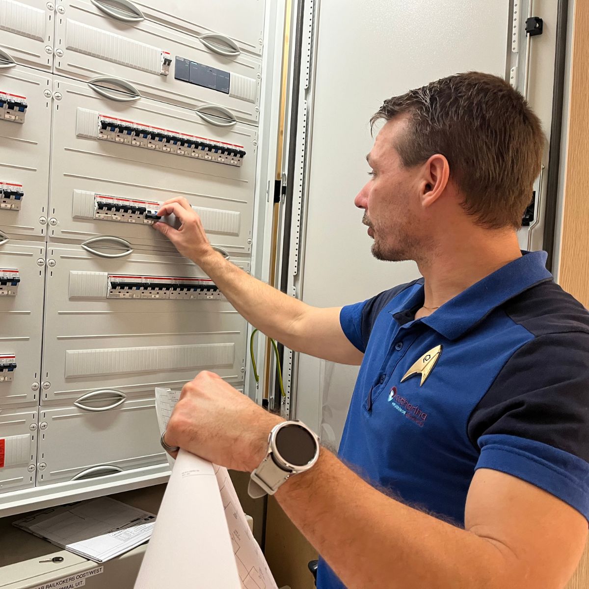 👷‍♂️ 𝗞𝗼𝗺 𝗷𝗶𝗷 𝗼𝗻𝘀 𝘁𝗲𝗮𝗺 𝘃𝗲𝗿𝘀𝘁𝗲𝗿𝗸𝗲𝗻 𝗮𝗹𝘀 𝗧𝗲𝗰𝗵𝗻𝗶𝘀𝗰𝗵 𝗠𝗲𝗱𝗲𝘄𝗲𝗿𝗸𝗲𝗿 𝗘𝗹𝗲𝗸𝘁𝗿𝗼𝘁𝗲𝗰𝗵𝗻𝗶𝗲𝗸?
Zorg jij ervoor dat alles op rolletjes loopt in ons ziekenhuis? Als technisch medewerker elektrotechniek ben jij de held achter de schermen die storingen oplost en onderhoud uitvoert aan onze gebouwgebonden techniek. Van verlichting tot liften: jij zorgt ervoor dat alles werkt zoals het moet.

𝙒𝙖𝙩 𝙜𝙖 𝙟𝙚 𝙙𝙤𝙚𝙣?
•	1e-lijns storingsonderhoud uitvoeren en coördineren met externe partijen.
•	Verduurzaming en verbetering van onze installaties.
•	Zelfstandig werken binnen ons Meerjaren Onderhoudsplan (MJOP).
•	Altijd klaarstaan voor collega's en patiënten, met een glimlach!

𝙒𝙖𝙩 𝙗𝙞𝙚𝙙𝙚𝙣 𝙬𝙞𝙟?
•	Een plek in een betrokken team met échte familiesfeer.
•	Werken tijdens kantoortijden (8:15 – 16:45 uur).
•	Een maandsalaris tot €4.015 (FWG 45) o.b.v. 36 uur.
•	Toeslagen voor consignatiediensten én toegang tot ons Catharina Vitaal portaal.

“Bij het Catharina voel je je echt gewaardeerd. Je werk doet ertoe, en geen dag is hetzelfde. Samen maken we het verschil!” – Bogdan, Technisch medewerker

👉 𝙉𝙞𝙚𝙪𝙬𝙨𝙜𝙞𝙚𝙧𝙞𝙜?
Meer weten of een dag meelopen? Bel met Dennis Beijerbacht via 📞 040 – 239 7323. En bekijk de vacature alvast eens online: https://lnkd.in/eKa5TR-F

#werkenbijcatharina #catharinaziekenhuis #eindhoven 