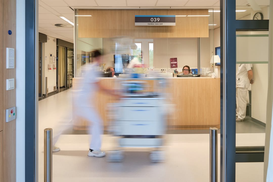 Wist je dat we in het Hart- en Vaatcentrum ook veel acute zorg verlenen? Dat gebeurt dus niet alleen op de spoedeisende hulp (SEH). Een groot voordeel is dat nieuwe collega's hier eerst ervaring kunnen opdoen voordat ze doorstromen naar een baan bij de spoedeisende hulp of de intensive care (IC). 🚑🧑‍⚕️ Als je daar wil werken heb je namelijk al wat vlieguren nodig bij acute zorg.

Wil jij graag werken op de IC of SEH? Kom bij ons eerst ervaring op doen! 💪

#werkenbijcatharina #catharinaziekenhuis #werkindezorg #hartcentrum
