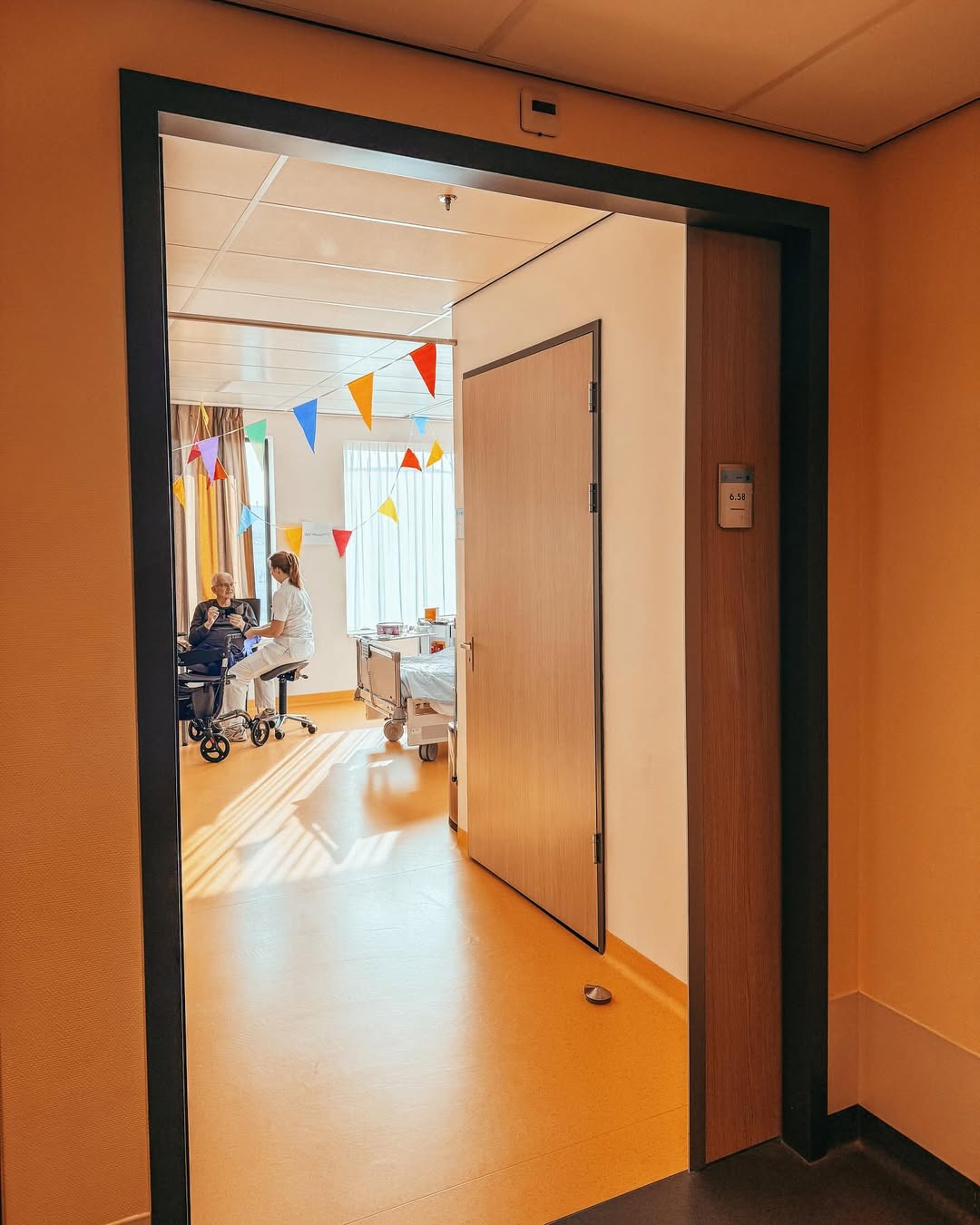• De dag van de zorg •

Vandaag is het Dag van de Zorg! 🩺
Dé dag waarop we iedereen wat extra in het zonnetje zetten. 
Dus aan alle zorghelden: neem die pauze, pak die extra koffie, en wees vandaag een keertje extra lief voor jezelf. 

Jullie tillen, troosten, luisteren, lachen, redden levens én weten altijd waar de pleisters liggen. Van technische problemen tot schoonmaken. Geen enkele taak is te gek. 
“Superhelden dragen blijkbaar geen capes, maar comfortabele (en iets te grote) werkschoenen.“ 

#werkenbijcatharina #catharinaziekenhuis #eindhoven #chirurgischeoncologie #chirurgie #oncologie #infokanker #catharinakankerinstituut #verpleegkunde #verpleegkundige #verpleegafdeling #zorgprofessional #ziekenhuis #dagvandezorg #inhetzonnetje