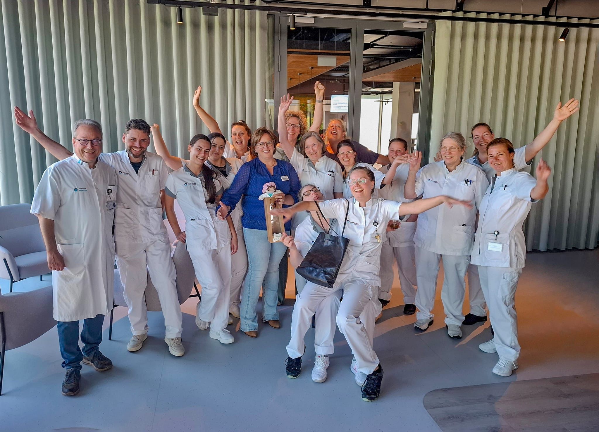 Mirte van Eerd in 25 jaar van apothekersassistent naar Teamleider Interne Bereidingen

Op haar 18e begon Mirte aan een bijzonder verhaal, dat inmiddels al 25 jaar duurt. Mirte: ‘Ik ben ontzettend blij dat ik al 25 jaar deel mag uitmaken van deze mooie en vooruitstrevende club.’ Ze begon als apothekersassistente op de afdeling Distrimed in de apotheek en groeide door naar teamleider Individuele Bereidingen/Cytostatica/VTGM bij het Apotheek Bereidingscentrum nu. De liefde voor cytostatica (chemokuren) was er al vroeg. Mirte: ‘In de afgelopen jaren zijn er zoveel mooie en bijzondere ontwikkelingen geweest. Denk bijvoorbeeld aan de Hipec-buikspoeling, waarbij chemo wordt gegeven tijdens de operatie, tegen uitgezaaide kanker in de buik. Hier heb ik in het beginstadium intensief aan meegewerkt, door OK- en IC-personeel te scholen om veilig met deze medicijnen te kunnen werken. Ook ben ik vanuit de bereidingsafdeling betrokken bij het stukje shared-care (een samenwerking met het Prinses Máxima Centrum voor Kinderoncologie, waarbij kinderen op locatie dichtbij huis hun chemo kunnen krijgen). We zijn altijd bezig om er voor de patiënt het hoogst haalbare uit te halen. Zowel qua werking van de behandeling, als het zo veel mogelijk beperken van het ongemak.’ 

Samenwerking staat op één 
Bij Individuele Bereidingen/Cytostatica/VTGM maken we ruim 20.000 chemokuren per jaar. Maar we zorgen ook voor VTGM-spuiten (injecties die al voorgevuld zijn, dit scheelt de verpleging aan het bed veel tijd). Ook zorgen we voor medicatie voor mensen in het ziekenhuis die niet ingekocht kan worden. Zelfs als het maar voor één of enkele patiënten is. Denk hierbij aan cassette’s met antibiotica, zalven, capsules, etc. Mirte: ‘Dit alles is niet mogelijk zonder mijn team. We zijn een hecht en gezellig team, waar samenwerking voorop staat’. Tijdens haar werk voor het Catharina Ziekenhuis is Mirte getrouwd en moeder geworden van twee (inmiddels) tieners. ‘Ik ben hier eigenlijk zo’n beetje groot geworden’, zegt ze lachend. ‘Daarmee weet ik als moeder ook hoe fijn het is als de behandelend arts kan zorgen voor medicijnen op maat, zelfs als het soms maar gaat om één of enkele stuks, die jouw kind nodig heeft. Of de aandacht voor de planning waardoor een kind de chemobehandelingen buiten schooltijden om kan krijgen. Dat alles is heel bijzonder!’

#Individuelebereidingen #ziekenhuisfarmacie #ApotheekBereidingscentrum #VTGM #werkenbijcatharina