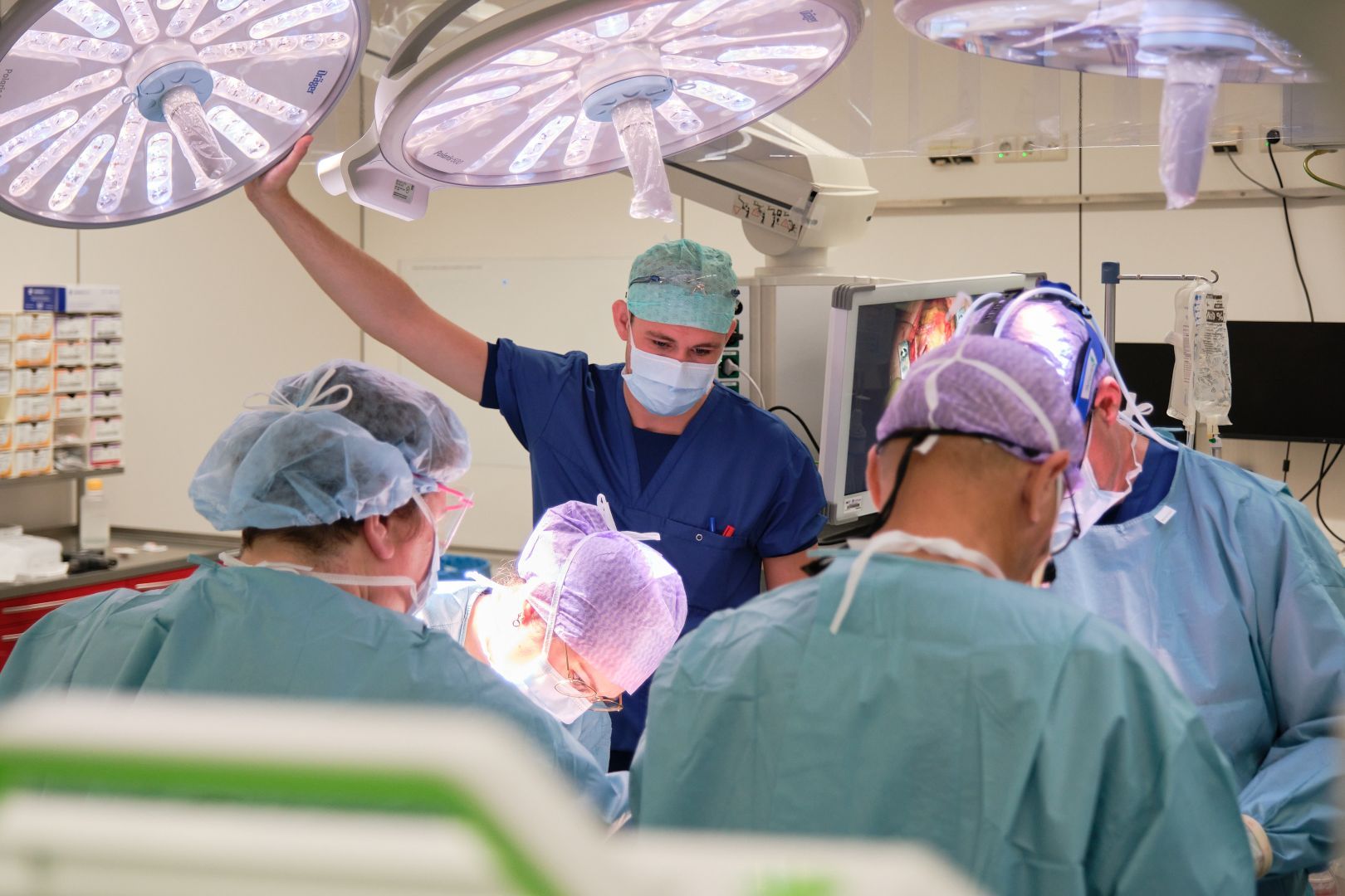 Sta jij stevig in je schoenen, houd je van verbinden én wil je meebouwen aan de operatieafdeling van de toekomst? Dan hebben wij jouw volgende uitdaging: 𝗧𝗲𝗮𝗺𝗹𝗲𝗶𝗱𝗲𝗿 𝗢𝗽𝗲𝗿𝗮𝘁𝗶𝗲𝗸𝗮𝗺𝗲𝗿𝘀.

Als Teamleider geef je leiding aan een deskundig team van anesthesiemedewerkers, sedatiepraktijkspecialisten en het secretariaat. Jij bent de stabiele factor die zorgt voor structuur, betrokkenheid en groei — én je krijgt alle ruimte om zelf ook te blijven ontwikkelen via ons programma Leidinggeven met Lef. 💪

✨ “𝘈𝘭𝘴 𝘛𝘦𝘢𝘮𝘭𝘦𝘪𝘥𝘦𝘳 𝘣𝘦𝘯 𝘫𝘦 𝘦𝘤𝘩𝘵 𝘰𝘯𝘥𝘦𝘳𝘥𝘦𝘦𝘭 𝘷𝘢𝘯 𝘩𝘦𝘵 𝘨𝘦𝘩𝘦𝘦𝘭 — 𝘻𝘰𝘸𝘦𝘭 𝘷𝘢𝘯 𝘫𝘦 𝘵𝘦𝘢𝘮𝘴 𝘢𝘭𝘴 𝘷𝘢𝘯 𝘩𝘦𝘵 𝘮𝘢𝘯𝘢𝘨𝘦𝘮𝘦𝘯𝘵.” – Thomas, Afdelingsmanager OK & CSA

🔹 Dynamische topklinische OK
🔹 Leidinggeven aan 65 betrokken professionals
🔹 Volop ruimte voor innovatie en projecten
🔹 Vast contract + goede balans werk/privé
🔹 Salaris tot € 5.861,- bij 36 uur

Bekijk de vacature en solliciteer vóór 30 juni:
👉 https://lnkd.in/eUtRPsHY

#TeamleiderOK #zorgleiding #CatharinaZiekenhuis #topklinischezorg #leidinggevenmetlef #werkenbijCatharina