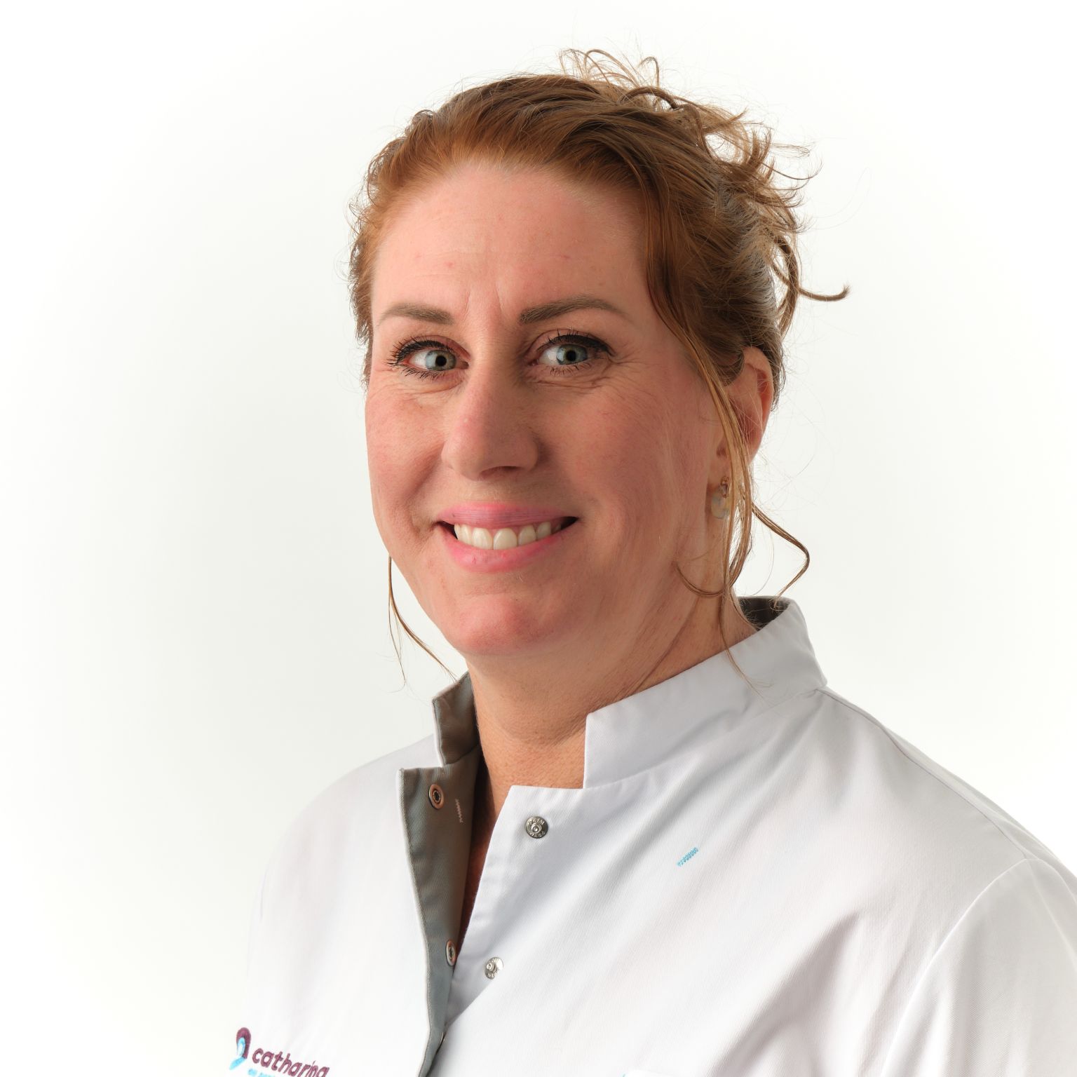 In haar nieuwste blog deelt oncologieverpleegkundige Eva het verhaal over een slechtnieuwsgesprek van een jonge vrouw die samen met haar ouders te horen krijgt dat artsen hopen haar nog wat op te lappen met antibiotica, bestraling en morfine tegen de pijn. Eva beschrijft hoe het nieuws haar raakte, wat ze doet voor haar patiënte en geeft in een inkijkje in de gesprekken die ze voeren. 

Lees de vijfde blog van Eva hier: https://lnkd.in/d_YxYU_A

#werkenbijcatharina #catharinaziekenhuis