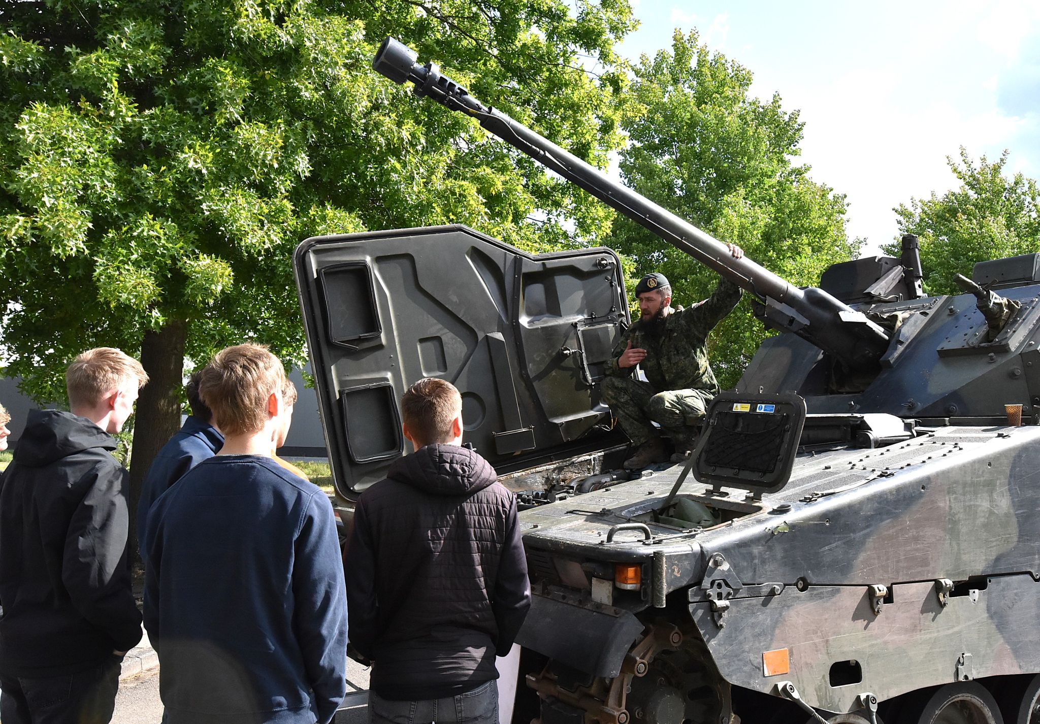 Herstelcompagnie laat zich zien op techniekopleidingen

Tijdens de oefening Beaver Polaroid hebben militairen van 43 Herstelcompagnie diverse technische scholen in Nederland bezocht.
Studenten kregen hiermee een unieke kans om van dichtbij kennis te maken met de hightech wereld van #defensie.

Op het mboRijnland in #Gouda werd groots uitgepakt: met maar liefst 30 militaire voertuigen en 50 militairen werden studenten ondergedompeld in de technische ins en outs van de Koninklijke Landmacht. Een dag die veel indruk maakte op zowel studenten als docenten.

Naast Gouda verzorgden militairen op meerdere locaties demonstraties met pantservoertuigen, wapensystemen en gespecialiseerde apparatuur. Studenten kregen onder andere een kijkje onder de motorkap van voertuigen zoals de CV90 en de Manticore. Een ervaring die je niet snel ergens anders opdoet.

Een student verwoordde het treffend: “Ik wist niet dat techniek bij defensie zó indrukwekkend is.”

Bijzonder was ook het bezoek aan Firda locatie #Heerenveen, waar in 2026 de nieuwe Veiligheid en Vakmanschap (VeVa) –motorvoertuigentechniek van start gaat. Een mooie stap richting versterkte samenwerking tussen onderwijs en defensie.

Dank aan alle deelnemende scholen voor de gastvrijheid. Samen investeren we in de technische toekomst van Nederland.

#werkenbijdefensie #techniek #mbo #veva

Foto's: Firda