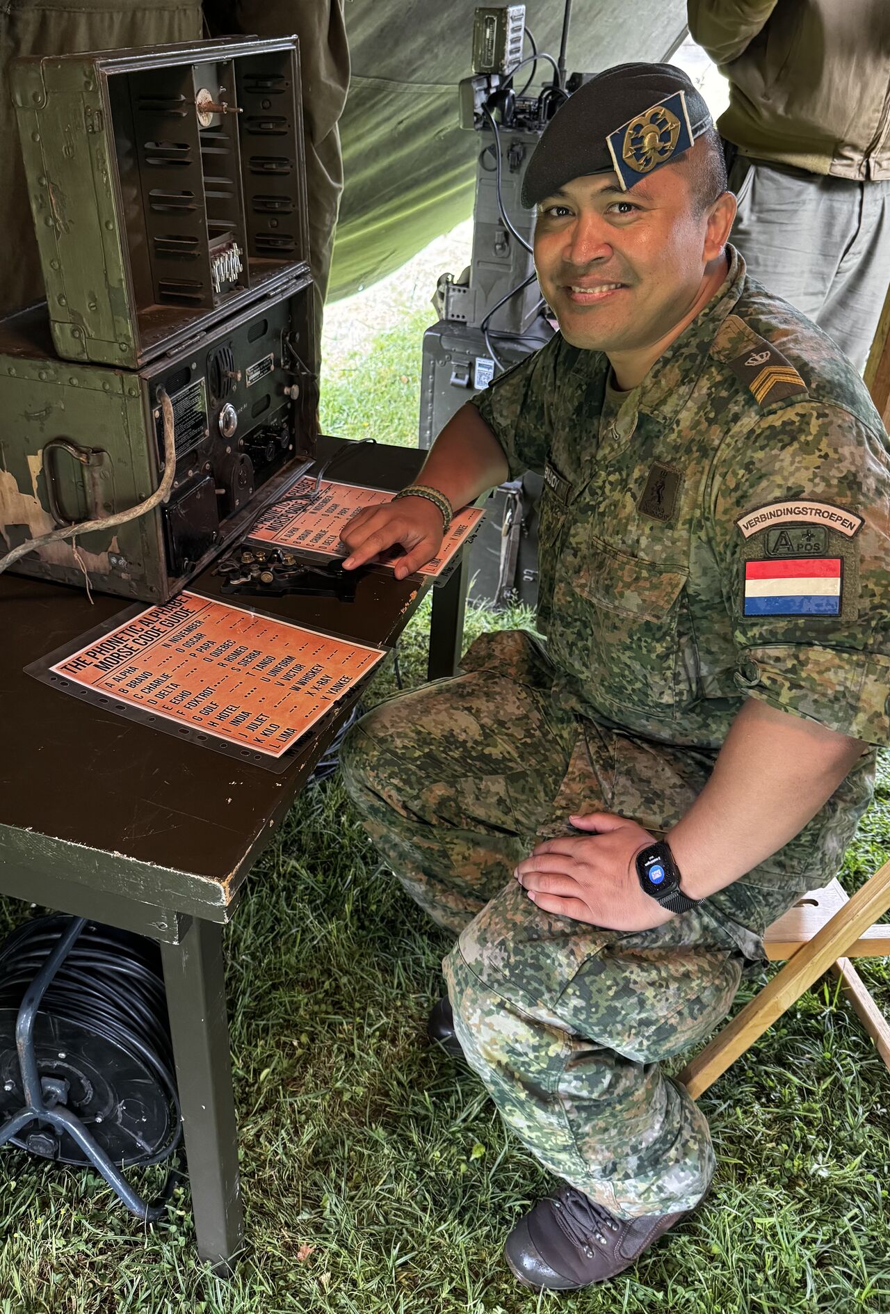 Vandaag sta ik samen met Amilia op “Keep them Rolling” in Dordrecht. Wij staan samen met Reenactors van de Tweede Wereld Oorlog en zij staan er ook met een oude ComCen. Kan ik gelijk mijn Morse Code skill op niveau brengen.

[Alt-tekst in foto]

#defensie #dosco #clas #dcpl #werkenbijclas #koninklijkelandmacht #landmacht #werkenbijdefensie #buddybijdefensie #buddy #verbindingdienst #verbindelaar #defensieinclusief #diversiteit #inclusie