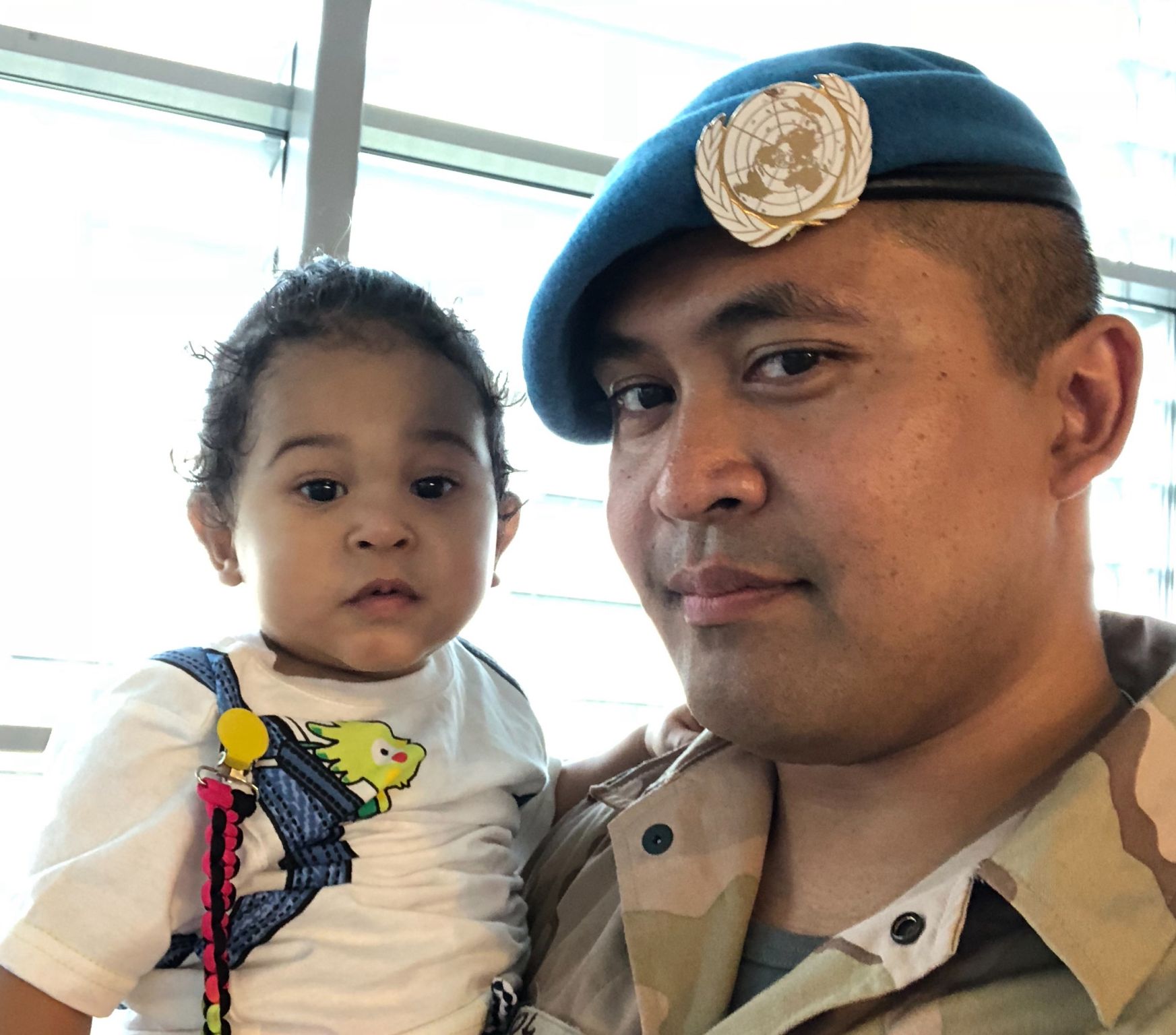 Duizenden Nederlandse militairen, agenten en civiele experts hebben de afgelopen jaren tijdens vredesmissies bijgedragen aan vrede en veiligheid. Veel van deze missies waren onder de vlag van de VN maar onze militairen zijn ook tijdens EU- en NAVO-vredesmissies veelvuldig ingezet. Vandaag 29-05-2025, op Peacekeepers Day 2025 bedanken we alle peacekeepers (civiel & militair) voor hun werk en de offers die zij hebben gebracht.

[Alt-tekst in foto]

#defensie #dosco #clas #dcpl #werkenbijclas #koninklijkelandmacht #landmacht #werkenbijdefensie #buddybijdefensie #buddy #verbindingdienst #verbindelaar #defensieinclusief #diversiteit #inclusie