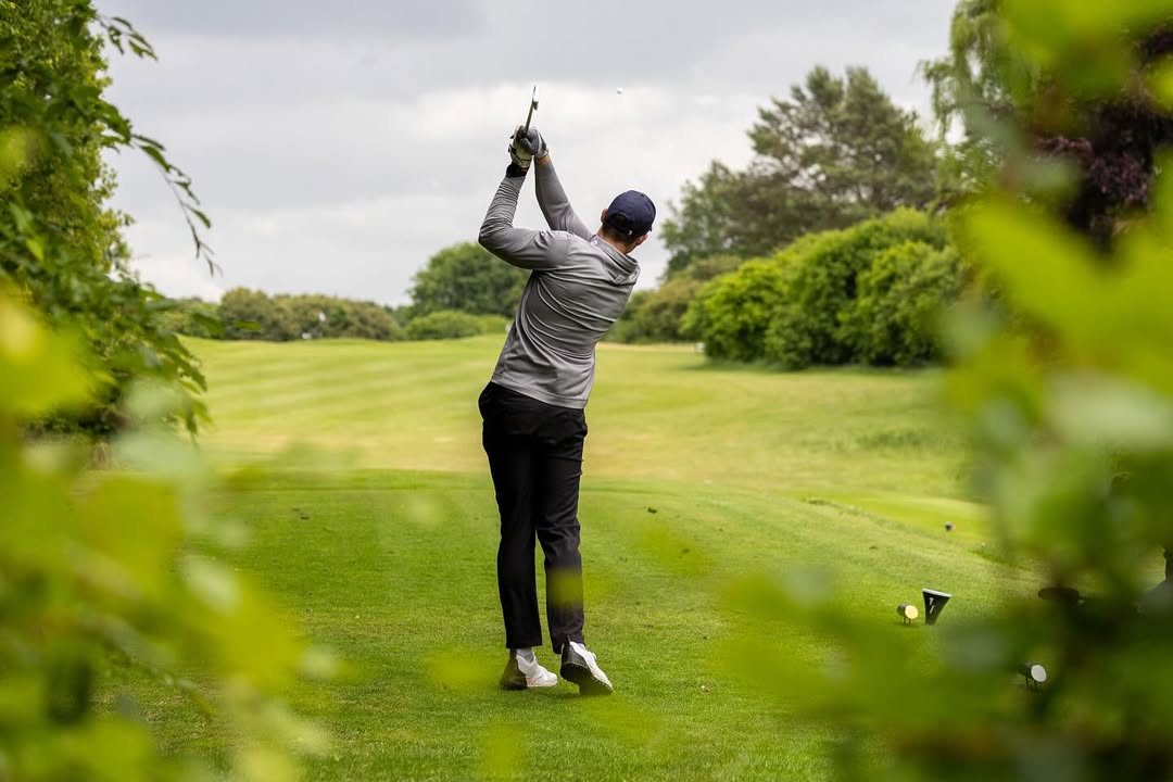 Defensiekampioenschap Golf | 28-05-2025

Wat een topdag! Het Defensiekampioenschap Golf gisteren was een groot succes 🏌️‍♂️☀️ Met veel enthousiaste deelnemers, een verrassend lekker zonnetje (beter dan voorspeld!) en een baan die er prachtig bij lag, kon de sfeer eigenlijk niet beter. Leuke ontmoetingen, veel ‘oud’ bekenden en veel gezelligheid.
Ook atleten van ons nationaal militaire golfteam waren aanwezig, zij zijn druk in voorbereiding voor hun deelname aan het militaire wereldkampioenschap golf in Kenia (eind juni). Dank aan iedereen die erbij was, graag tot volgend jaar!

⛳️Het nationaal militair team golf is blijvend opzoek naar nieuw talent! Breng jij in je vrije tijd veel tijd door op de golfbaan, ben je militair of reservist en heb jij een maximale handicap van 3 - 4 (man) of 5 - 6 (vrouw) dan is het team opzoek naar jou! Stuur een e-mail naar cismnl@mindef.nl en wie weet zien we jou snel terug in het militaire team.

Uitslag HCP 3 (Stableford):
1. Rockx (48 punten)
2. Gielen (47 punten)
3. Wiegers (44 punten)

Uitslag HCP 2 (Stableford)
1. Everts (37 punten)
2. V/d Sande (35 punten)
3. Vermaat (35 punten)

Uitslag HCP 1 Dames (Bruto)
1. Braat (95 slagen)
2. van den Broek (95 slagen)

Uitslag HCP 1 Heren (Bruto)
1. Schotema (76 slagen)
2. Den Engelsman (77 slagen)
3. van Damme (79 slagen)

Uitslag HCP 1 Heren (Netto)
1. Engels (70 slagen)
2. Bakker (72 slagen)
3. Veenstra (72 slagen)
•
•
•
#bureauinternationalemilitairesport #BIMS sporten #defensie #sportenbijdefensie #werkenbijdefensie #golf