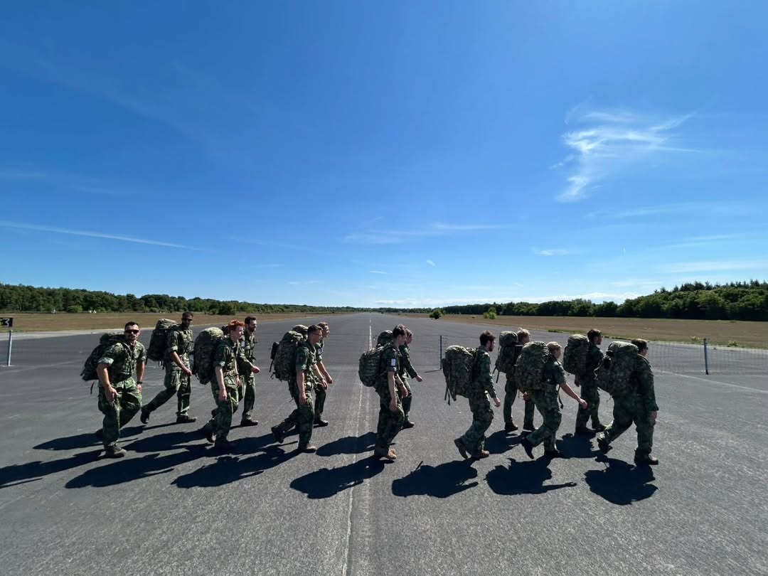 Dag twee van de meerdaagse training: 23 km rondom voormalig vliegbasis Soesterberg. Weer een geslaagde training!

#vierdaagse #vierdaagsenijmegen #nijmegen #soesterberg #landmacht #kl #CBRN #414cbrnverdcie #41pantsergeniebataljon #414 #werkenbijdefensie #training #walking #koninklijkelandmacht #4daagsenijmegen #marsen