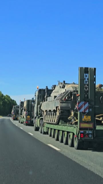 @140zwtcie 

#werkenbijdefensie #landmacht #logistiek #zwaartransport #broshuistrailers #dafxf #daftrucks #mammoet