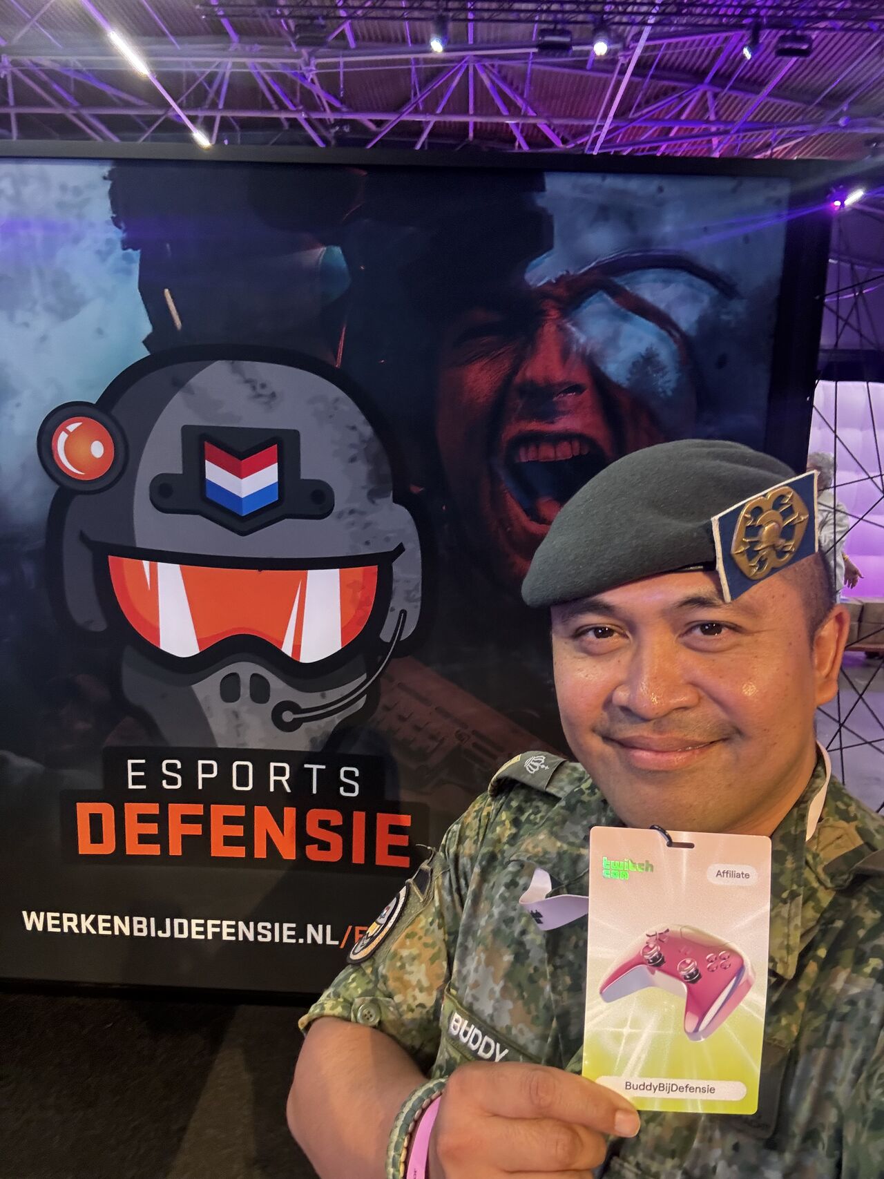 Mijn badge en armband voor TwitchCon Europe in Ahoy Rotterdam net opgehaald. Nu ondersteunen met opbouw van onze stand. Dit weekend kan je ons op de stand van City of Rotterdam (Stand 2133) vinden. Dat is tussen de Loot Cave en Community Meetup Area.

Kom bij ons langs en kom erachter wat je allemaal bij het Ministerie van Defensie kan doen. We gaan natuurlijk ook leuke “dingen” doen maar daarvoor met je wel eerst bij ons langskomen. Tot dan!

[Alt-tekst in foto]

#defensie #dosco #clas #dcpl #werkenbijclas #koninklijkelandmacht #landmacht #werkenbijdefensie #buddybijdefensie #buddy #verbindingdienst #verbindelaar #defensieinclusief #diversiteit #inclusie #esportsdefensie #twitch #twitchcon #gemeenterotterdam #rotterdam