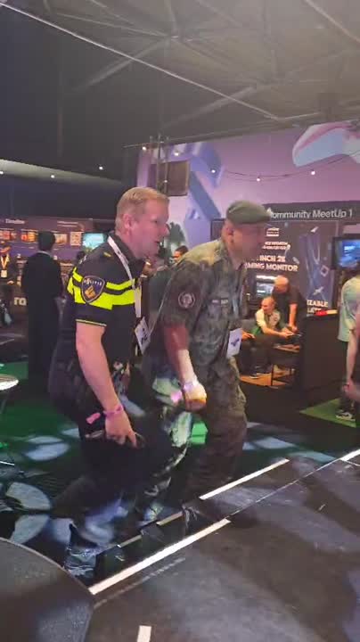 Dit weekend staan wij samen met Politie Nederland op TwitchCon Europe in Ahoy Rotterdam.

We zijn er o.a. om “contact” te maken met de community door bijvoorbeeld een gezamenlijke Q & A te geven maar ook tegen bezoekers te gamen.

In de video zie je hoe Stefan en ik Mike proberen te ondersteunen met zijn game (FIFA) tegen Pro Gamer Dani Visser. Helaas had deze actie geen impact op het eindresultaat.

#defensie #dosco #clas #dcpl #werkenbijclas #koninklijkelandmacht #landmacht #werkenbijdefensie #buddybijdefensie #buddy #verbindingdienst #verbindelaar #defensieinclusief #diversiteit #inclusie