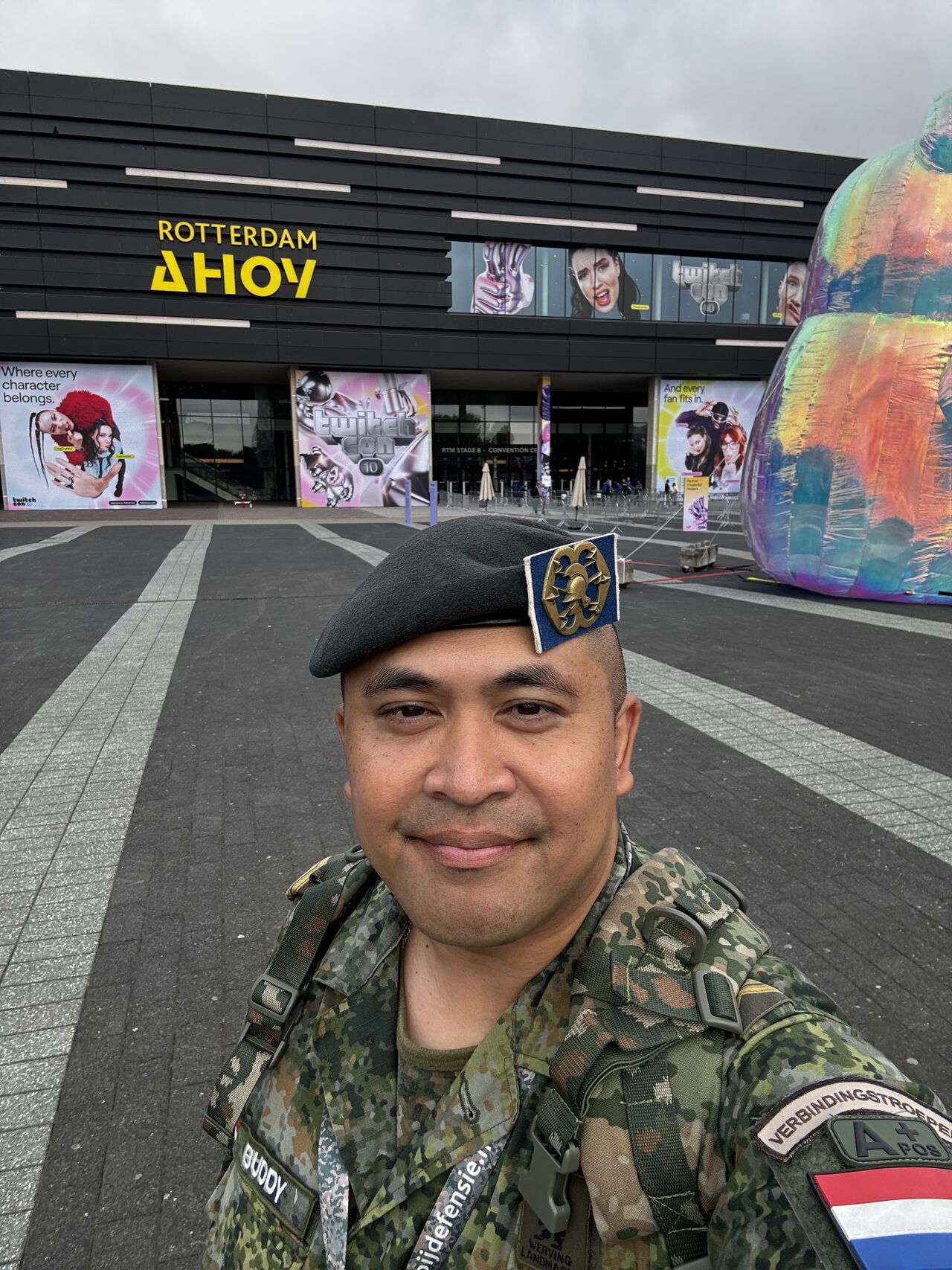 Vandaag laatste dag van TwitchCon Europe in Ahoy Rotterdam. Ben jij benieuwd hoe jij er uit ziet in een militaire uniform? Wij hebben op onze stand een Defensie Mirror staan en door middel van Augmented Reality is dit mogelijk. Je kunt ook gamen en natuurlijk met ons in gesprek gaan. Wij zijn te vinden op de stand van City of Rotterdam (2133). Tot zo!

[Alt-tekst in foto]

#defensie #dosco #clas #dcpl #werkenbijclas #koninklijkelandmacht #landmacht #werkenbijdefensie #buddybijdefensie #buddy #verbindingdienst #verbindelaar #defensieinclusief #diversiteit #inclusie