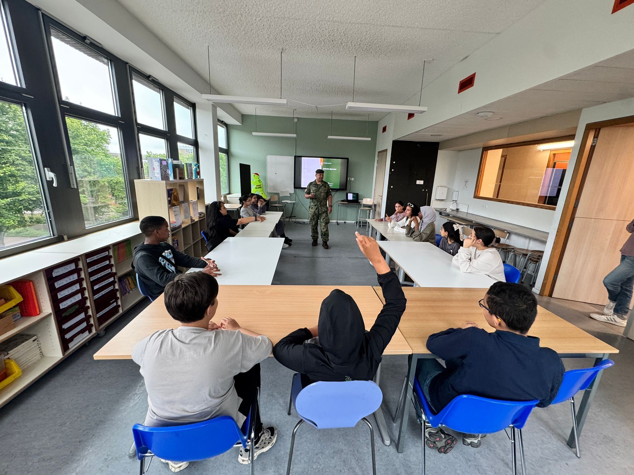 Jongeren begeleiden is het mooiste wat ik kan doen en is dat door gastlessen op scholen te geven of gesprekken te voeren met jongeren en hun ouders, het gaat erom dat jongeren erachter komen dat zij het niet alleen hoeven te doen. Samen sterker!

Wil jij dat ik bij jou op school, stichting, bedrijf etc. een gastles geef of met iemand in gesprek ga? Stuur mij dan een PB/PM .

[Alt-tekst in foto]

#defensie #dosco #clas #dcpl #werkenbijclas #koninklijkelandmacht #landmacht #werkenbijdefensie #buddybijdefensie #buddy #verbindingdienst #verbindelaar #defensieinclusief #diversiteit #inclusie