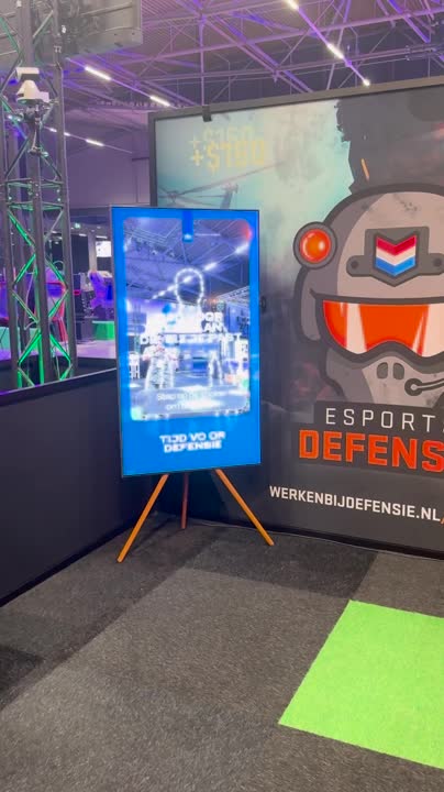 Defensie Mirror

Altijd benieuwd naar hoe jij eruit zou zien in één van onze uniformen voor een burger of militaire functie bij het Ministerie van Defensie? Sinds kort hebben wij de Defensie Mirror in onze “bewapening” en door middel van Augmented Reality is dit nu mogelijk. Je hoef niet om te kleden maar voor het scherm staan. Selecteer de uniform door je handen op de pijlen te bewegen, wanneer je de juiste uniform hebt gevonden je hand op de fototoestel te bewegen en er wordt een foto gemaakt die je via de QR code kunt downloaden op je mobile device.

#defensie #dosco #clas #dcpl #werkenbijclas #koninklijkelandmacht #landmacht #werkenbijdefensie #buddybijdefensie #buddy #verbindingdienst #verbindelaar #defensieinclusief #diversiteit #inclusie