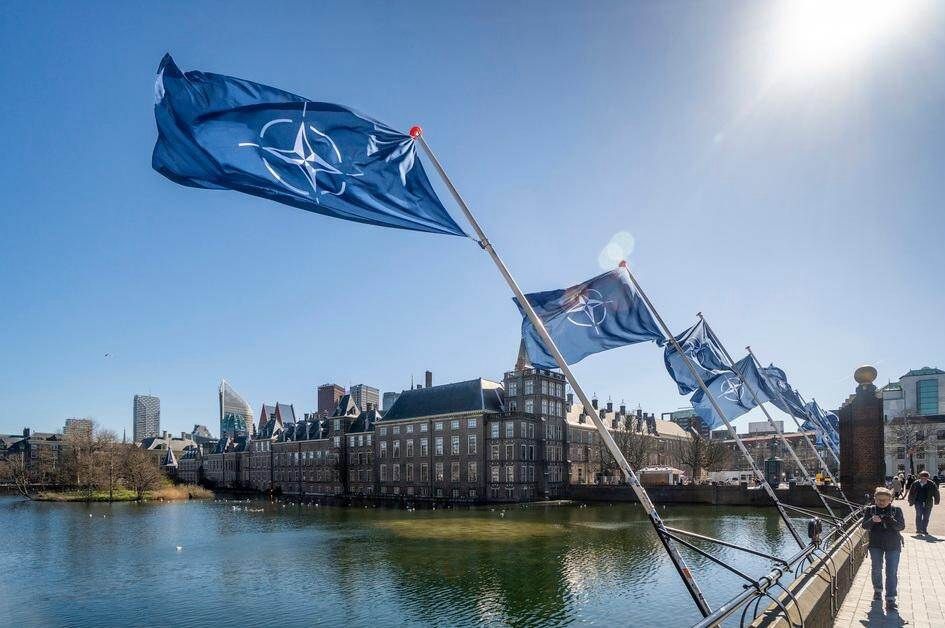 Defensieminister: “NAVO-top kan keerpunt in geschiedenis worden”

De NAVO-top in Den Haag kan de geschiedenis ingaan, als het moment waarop Europa opstond en verantwoordelijkheid nam. Die hoop sprak minister Ruben Brekelmans gisteren uit. Dat deed hij tijdens ‘Debat in de Stad’, onderdeel van de NAVO door Nederland tour. Hier kwamen zo’n 600 geïnteresseerden in actuele geopolitiek, experts, betrokkenen bij de lokale politiek en studenten op af.

Centraal stond de vraag of de NAVO sterk genoeg is in onzekere tijden. De minister gaf daar in de Koninklijke Schouwburg in Den Haag een volmondig ja op als antwoord. Maar Europa moet wel echt zelf hard aan de slag, voegde hij eraan toe. Vooral nu er vanuit de Verenigde Staten hardop vraagtekens worden gesteld bij de Europese bijdrage aan het bondgenootschap.

“De lastenverdeling binnen de NAVO is al decennia uit balans”, erkende Brekelmans. “Trump is niet de eerste die ons daarop wijst. Ook Barack Obama en Joe Biden deden dat al. Het is dus terecht dat Europa de handschoen oppakt en aan de slag gaat. Dat doen we en dat kunnen we ook. En dat mag met meer zelfvertrouwen. Europa is geen Calimero in de schaduw van grootmachten. Europa is een economische reus die 5 keer groter is dan Rusland. En met het Verenigd Koninkrijk, Noorwegen en Oekraïne erbij is onze bevolking 4 keer groter.”

Maar er zijn nog altijd verschillen onderling. De minister stipte zaken aan als de uiteenlopende soorten wapensystemen waar landen mee werken. Ook ontbreken belangrijke strategische capaciteiten en is er een gebrek aan ervaring met grootschalige commandovoering. “Er is dus werk aan de winkel, veel werk”, benadrukte hij.” Het goede nieuws is: Europa is wakker en de raderen draaien. Er wordt keihard gewerkt aan meer investeringen in defensie, opschaling van de defensie-industrie, soepelere regels en financiering voor de gezamenlijke aanschaf van materieel.”  Want Rusland zit ook niet stil. Niet alleen zijn er de dagelijkse aanvallen op Oekraïense doelen. Ook het offensieve cyberprogramma draait overuren. En daar merkt ook Nederland wat van. “Wij zijn niet in oorlog met Rusland, maar Rusland, in hybride vorm, wel met ons.”

Een sterke NAVO moet bijdragen aan afschrikking. Over een kleine maand komen tal van regeringsleiders en defensieministers samen. De minister hoopt zoals gezegd op een keerpunt in de historie. “Als we het eens worden, gaat de NAVO-top van Den Haag de geschiedenis in als het moment waarop Europa opstond en zijn verantwoordelijkheid nam. Het moment waarop de geopolitieke verhoudingen verschoven, Europa niet langer een toeschouwer was, maar een speler van gewicht. Ik hoop dat we over 10, 20 jaar op deze top terugkijken en zeggen: dáár, in Den Haag, beleefden we het keerpunt.”

[Alt-tekst in foto]

Bron: www.defensie.nl

#defensie #dosco #clas #dcpl #werkenbijclas #koninklijkelandmacht #landmacht #werkenbijdefensie #buddybijdefensie #buddy #verbindingdienst #verbindelaar #defensieinclusief #diversiteit #inclusie