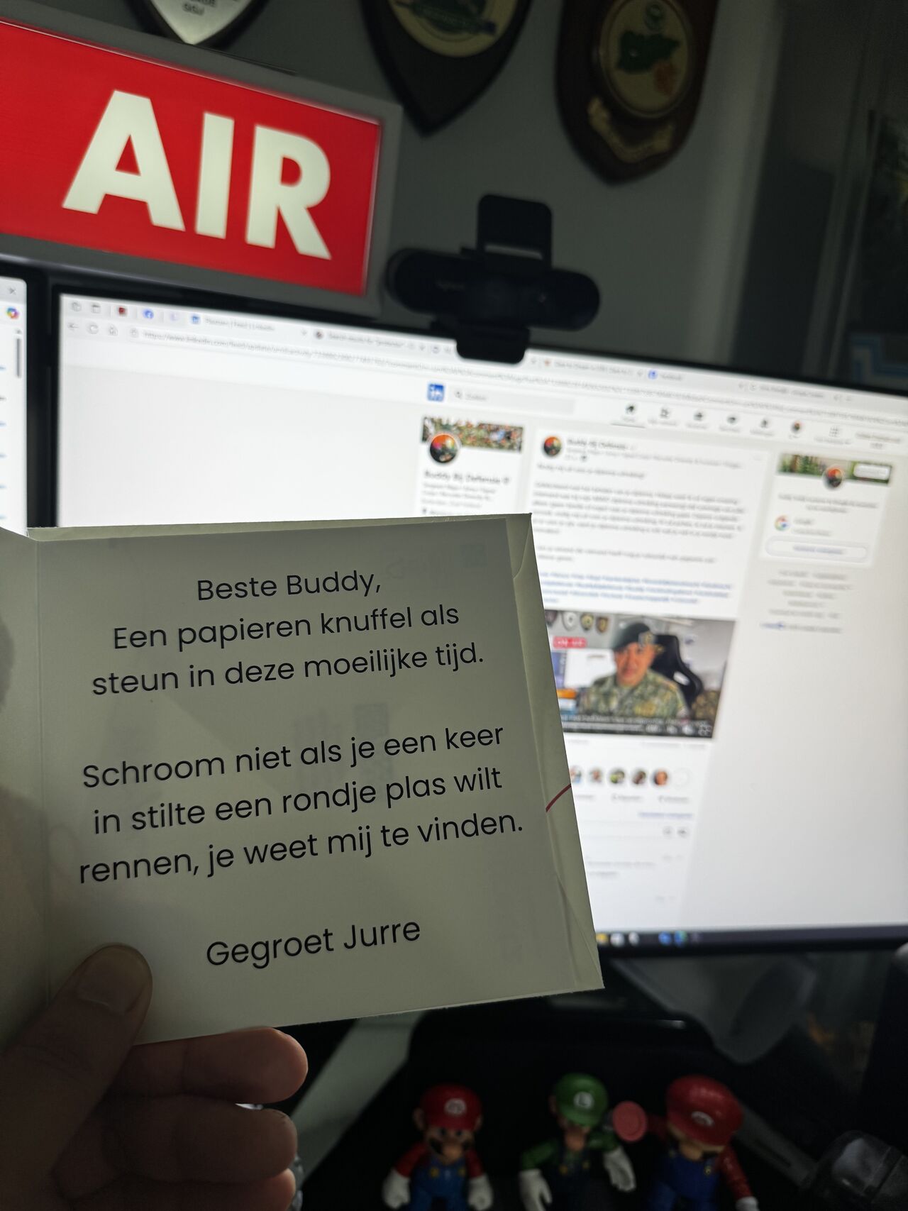 Ik wil iedereen bedanken die de afgelopen week mij hebben gesteund door te bellen, whatsapp bericht te sturen, comments hebben achtergelaten op online posts, mij fysiek hebben opgezocht om even te knuffelen of een kaart hebben gestuurt.

Heeft zeker de pijn van het verlies van iemand die mij dierbaar was verminderd. Voor mij altijd goed om te weten dat ik “dingen” niet alleen hoef te doen en dat ik op jullie kan rekenen.

Thank you!!!

[Alt-tekst in foto]

#defensie #dosco #clas #dcpl #werkenbijclas #koninklijkelandmacht #landmacht #werkenbijdefensie #buddybijdefensie #buddy #verbindingdienst #verbindelaar #defensieinclusief #diversiteit #inclusie