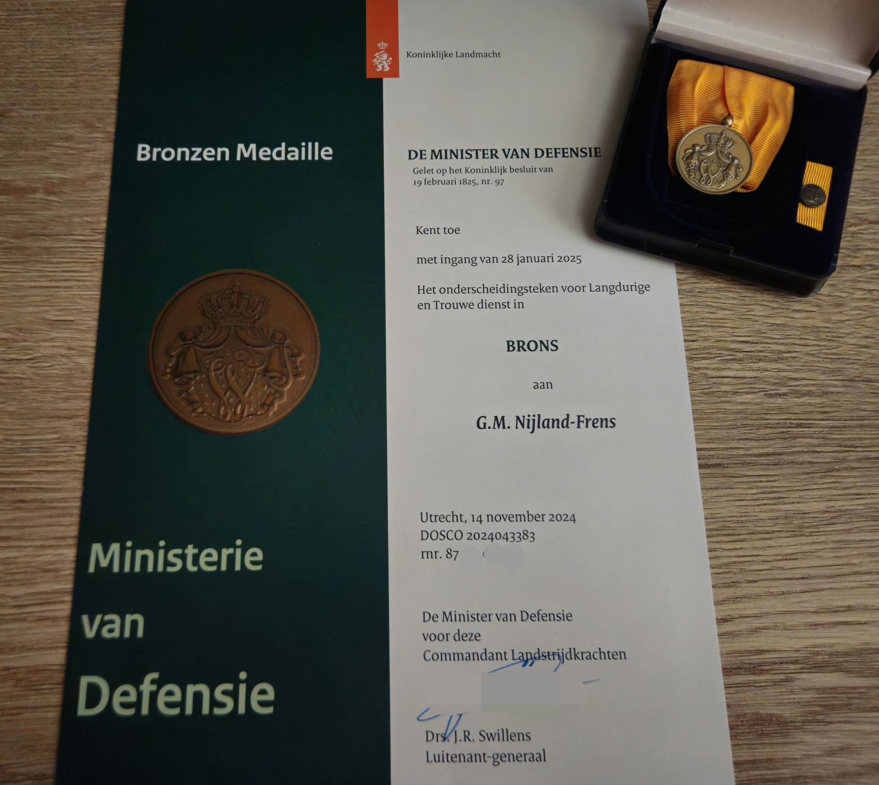 🎖 Medaille voor langdurige, eerlijke en trouwe dienst

De commandant benoemde het gisteren ook in zijn speech: reservist zijn kan alleen met de steun van het thuisfront, de werkgever en collega’s.

En ja, dat kan ik beamen. Zonder mijn partner, familie, werkgever, collega’s en alle kansen die ik heb gekregen, had ik deze twaalf jaar als reservist niet kunnen voltooien.

In de beginjaren: wachtlopen in de kou en in het donker, meedoen aan grote en kleine oefeningen en twee keer als militair deelnemen aan de Nijmeegse Vierdaagse. Vele mooie, maar ook betekenisvolle inzetten en steunverleningen — zoals rondom de MH17 — zijn mij bijgebleven.

Daarna volgden jaren van persoonlijke groei: logistieke aanvragen, het kantoorwerk en personele administratie. Een periode met de mooiste interne opleidingen, het stoeien met wet- en regelgeving, het geven van instructie en lessen, en de doorgroei naar én in het onderofficiersvak.
In de functies van korporaal Admeur, sergeant en sergeant-majoor Beheer en Bedrijfsvoering kon en mocht ik mij verdiepen en vastbijten in de (verbetering van) rechtspositie en bedrijfsvoeringsprocessen voor reservisten — iets wat ik hopelijk nog lang mag blijven doen. 

Het waren jaren met voldoende ups, en helaas ook de nodige (persoonlijke) downs. Maar dankzij de steun en motivatie van mijn wederhelft, leidinggevenden en een aantal zeer gewaardeerde collega’s (met soms urenlange telefonische gesprekken), sta ik nu toch waar ik nu sta.

En daarom is dit het moment om dankbaar terug te blikken.

Reservist zijn is vrijwillig, maar niet vrijblijvend. Het kost je de nodige uren — uren waarin je niet bij je gezin kunt zijn. Het vraagt soms om flexibiliteit van je gezin of je werk. Maar ik had het voor geen goud willen missen.

#10InfanteriebataljonBewakenBeveiligenKNR #10InfbatKNR #KorpsNationaleReserve #43gemechaniseerdebrigade #reservist #KoninklijkeLandmacht
#werkenbijdefensie