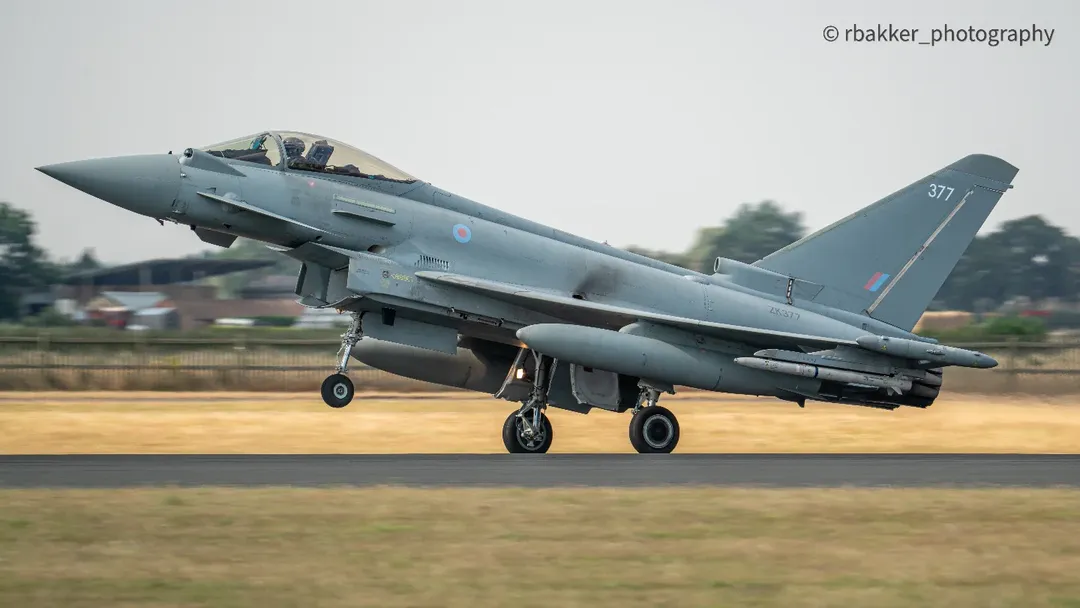 The @eurofighter.typhoon FGR.4, ZK377 of II Sqn @rafconingsby @royalairforceuk 🇬🇧. Returning home on the hottest day in UK history.

#airpower #KoninklijkeLuchtmacht #RNLAF #werkenbijdefensie #instaaviation #instamilitary #instagramaviation #instagrammilitary #instaphotography #militaryphotography #aviation #airplanes #aircraft #avporn #military #militaryaviation #avgeek #avgeeks #photography #tanspotting #sony #Nederland🇳🇱 #KLu #rafconingsby #royalairforce #eurofighter #typhoon #tiffy