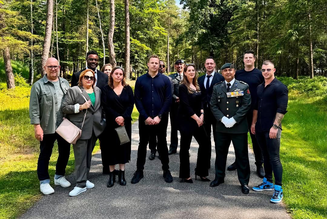 Gisteren hebben wij afscheid genomen van militair, veteraan, collega en vriend Rob Remie. Uitvaart vond plaats op de Nationaal Ereveld Loenen. Ik kan het nog steeds niet geloven dat hij er niet meer is. Gelukkig waren wij (oude club werving) aanwezig en konden wij hem de laatste eer bewijzen.

Het moment dat het voor mij even te veel werd was toen zijn vrouw mij had gespot en de moeite nam om samen met één van zijn dochters mijn kant op te komen om mij een knuffel te geven. Defensie is meer dan werk en dat is soms zo moeilijk om uit te leggen aan mensen van buitenaf. Ondanks de pijn die ik nu voel ben ik blij dat ik Rob en natuurlijk zijn familie heb leren kennen. Ik weet 100% dat niet alleen ik maar meerdere jouw “gedachte” in leven zal houden. 

Until we meet again in the halls of Valhalla!

[Alt-tekst in foto]

#defensie #dosco #clas #dcpl #werkenbijclas #koninklijkelandmacht #landmacht #werkenbijdefensie #buddybijdefensie #buddy #verbindingdienst #verbindelaar #defensieinclusief #diversiteit #inclusie #untilvalhalla