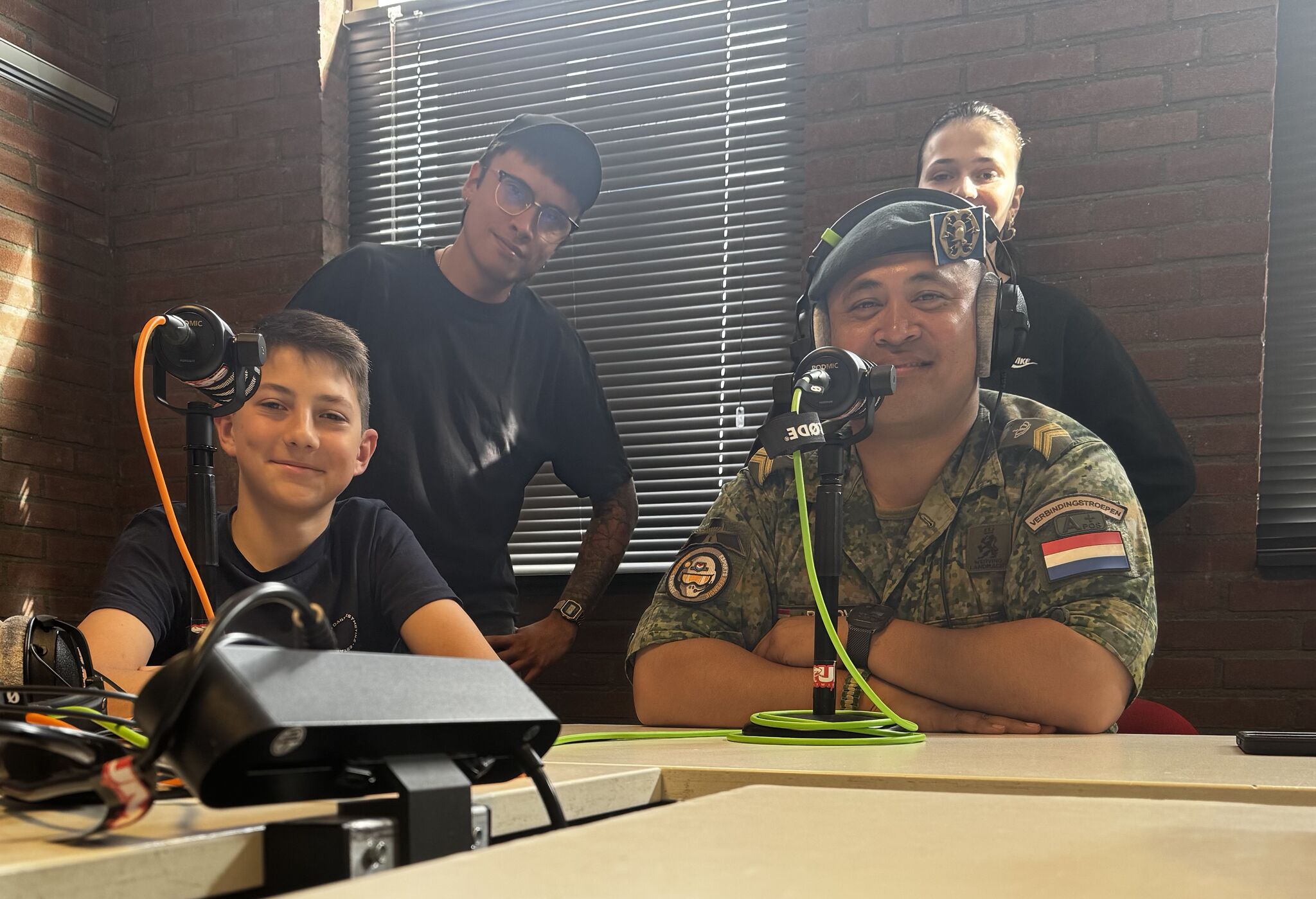 Gisteren was ik te gast bij jongerencentrum SCUM Katwijk. Ik mocht leerlingen van Vakcollege Rijnmond informeren over Defensie en ondersteunen met de les hoe je een podcast moet geven. Dit is een onderdeel van het reizend programma NAVO door Nederland, langs diverse Nederlandse steden. Tijdens de tour kunnen Nederlanders in gesprek gaan met militairen en politici over nationale en internationale veiligheid.

[Alt-tekst in foto]
 
#defensie #dosco #clas #dcpl #werkenbijclas #koninklijkelandmacht #landmacht #werkenbijdefensie #buddybijdefensie #buddy #verbindingdienst #verbindelaar #defensieinclusief #diversiteit #inclusie #esportsdefensie #navo #samensterker