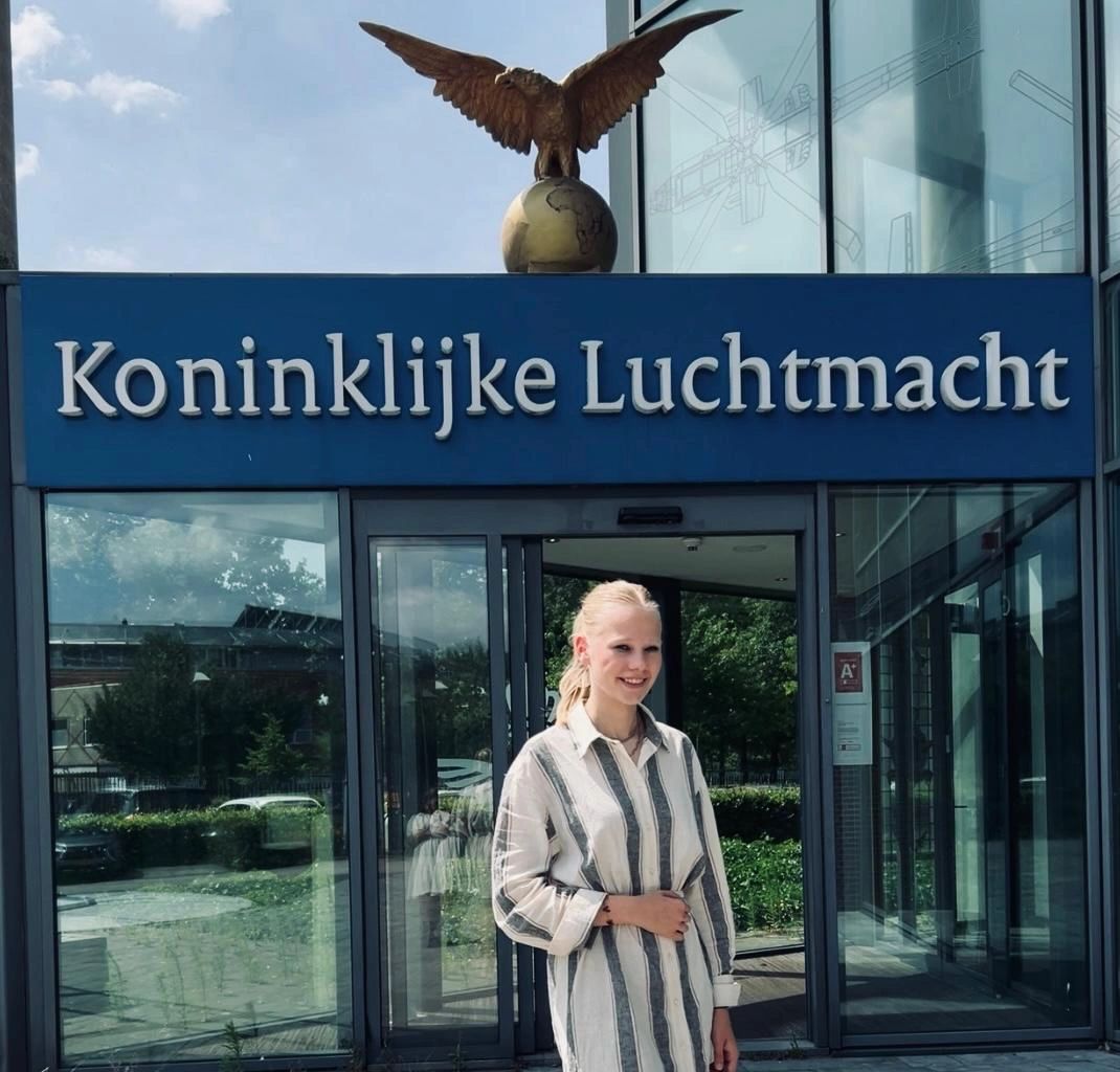 EEN STAGE BIJ DEFENSIE

Mijn naam is Anna van Laar, en sinds een aantal maanden loop ik stage bij Defensie, specifiek bij de Luchtmacht. Als derdejaarsstudent vervul ik de rol van managementondersteuner op de afdelingen Human Capital, Human Resource en bij de  Sectie Keten Coördinatie.

Stage lopen bij Defensie is allesbehalve standaard. Vanaf dag één bevond ik me in een totaal nieuwe omgeving: een wereld waarin uniformen, formele structuren en militaire gereedheid de norm zijn. Spannend? Absoluut. Maar vooral leerzaam.

Als managementondersteuner van niet één, maar twee Kolonels ondersteun ik bij uiteenlopende taken: van agendabeheer en verslaglegging tot het voorbereiden van overleggen en alles wat daartussen valt. Elke taak draagt bij aan een groter geheel – en dat motiveert.

Daarnaast heb ik binnen de sectie Keten Coördinatie veel mogen leren en meekijken. Ik heb opdrachten uitgevoerd die mij inzicht gaven in de manier waarop deze sectie bijdraagt aan de organisatie: met overzicht, samenwerking en een duidelijke focus op de juiste mensen op de juiste plek. Het was leerzaam om te zien hoe deze schakels samen het grotere geheel versterken.

In korte tijd heb ik veel geleerd. Over het vak, maar ook over mezelf. Hoe het is om te werken in een omgeving waar heldere communicatie, integriteit en betrouwbaarheid essentieel zijn. Hoe je je staande houdt als alles nieuw is. En hoe snel je kunt groeien als je de ruimte krijgt.

Wat mij het meest opvalt, is de betrokkenheid van collega’s en het vertrouwen dat ik krijg. Ondanks dat ik nieuw ben in deze wereld, word ik echt als onderdeel van het team gezien. Hier leer je niet alleen wat je moet doen, maar vooral waarom je het doet – en dat maakt het waardevol.

Deze stage is voor mij een kans om te ontwikkelen, maar ook om bij te dragen aan een missie die groter is dan ikzelf. Heb jij ook interesse in een stage bij Defensie, of ben je benieuwd naar meer verhalen? Stuur me een berichtje! Anna Van Laar 

#KoninklijkeLuchtmacht  #WerkenBijDefensie #StageBijDefensie #MatchenMetEenMissie