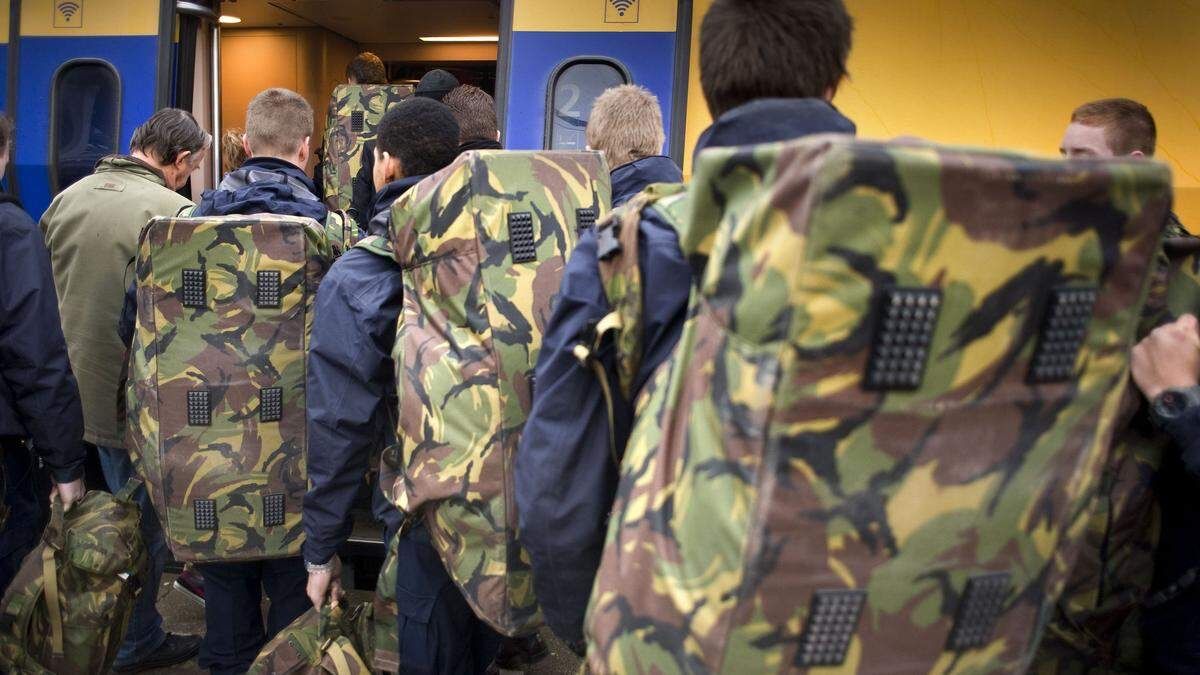 Van kapper tot militair: dit zijn de beroepen waar nu veel werk in is

Wie nu op zoek is naar werk maakt grote kans in beroepen als kapper, tandtechnicus of zelfs beroepsmilitair. Dat blijkt uit de lijst met kansrijke beroepen van het UWV. De lijst laat zien in welke beroepen de kans op werk relatief groot is, door personeelstekorten of bredere arbeidsmarktontwikkelingen.

Het UWV brengt ieder jaar de beroepen waar veel mensen worden gevraagd in beeld. Volgens arbeidsmarktadviseur Stef Molleman van de uitkeringsinstantie komen er ieder jaar nieuwe beroepen bij op de lijst. "In een veranderende arbeidsmarkt is het belangrijk om telkens opnieuw te bekijken waar de kansen liggen

Een opvallende nieuwkomer is het kappersvak. "Veel kapperszaken zijn hard op zoek naar nieuwe aanwas," zegt Molleman. Ook in de mondzorg is er extra vraag, onder meer door vergrijzing, en in lijn met het tekort aan tandartsen is er ook vraag naar tandtechnici.

Daarnaast vallen dit jaar alle militaire functies onder de kansrijke beroepen. Dat is volgens Molleman een directe gevolg van de toegenomen geopolitieke spanningen. Waar eerder alleen enkele functies op de lijst stonden, zijn ze dat nu allemaal: van mbo tot wo-niveau.

Creatieve beroepen en AI

Niet in alle sectoren gaat het even goed. Voor het eerst worden creatieve en taalkundige beroepen geraakt door kunstmatige intelligentie. "Creatieve handelingen worden soms overgenomen door AI," zegt Molleman. "We zien dat het aantal vacatures in deze sectoren afneemt."

Het UWV verwacht binnenkort met meer inzichten te komen over de langetermijneffecten van AI op de arbeidsmarkt.

Specifieke eisen

Hoewel veel beroepen op de lijst te maken hebben met personeelstekorten kijkt het UWV breder dan dat, legt Molleman uit. "Het is goed om te beseffen dat het niet altijd eenvoudig is om een baan te vinden, zelfs in kansrijke sectoren. Concurrentie en specifieke eisen van werkgevers maken de zoektocht soms toch lastig."

Beroepen in sectoren als de zorg, techniek, het onderwijs en de logistiek staan al jarenlang op de lijst. "De zorgberoepen zijn oneindig, die kunnen bijna allemaal op de lijst", zegt Molleman daarover.

[Alt-tekst in foto]

Bron: NOS + UWV
 
#defensie #dosco #clas #dcpl #werkenbijclas #koninklijkelandmacht #landmacht #werkenbijdefensie #buddybijdefensie #buddy #verbindingdienst #verbindelaar #defensieinclusief #diversiteit #inclusie