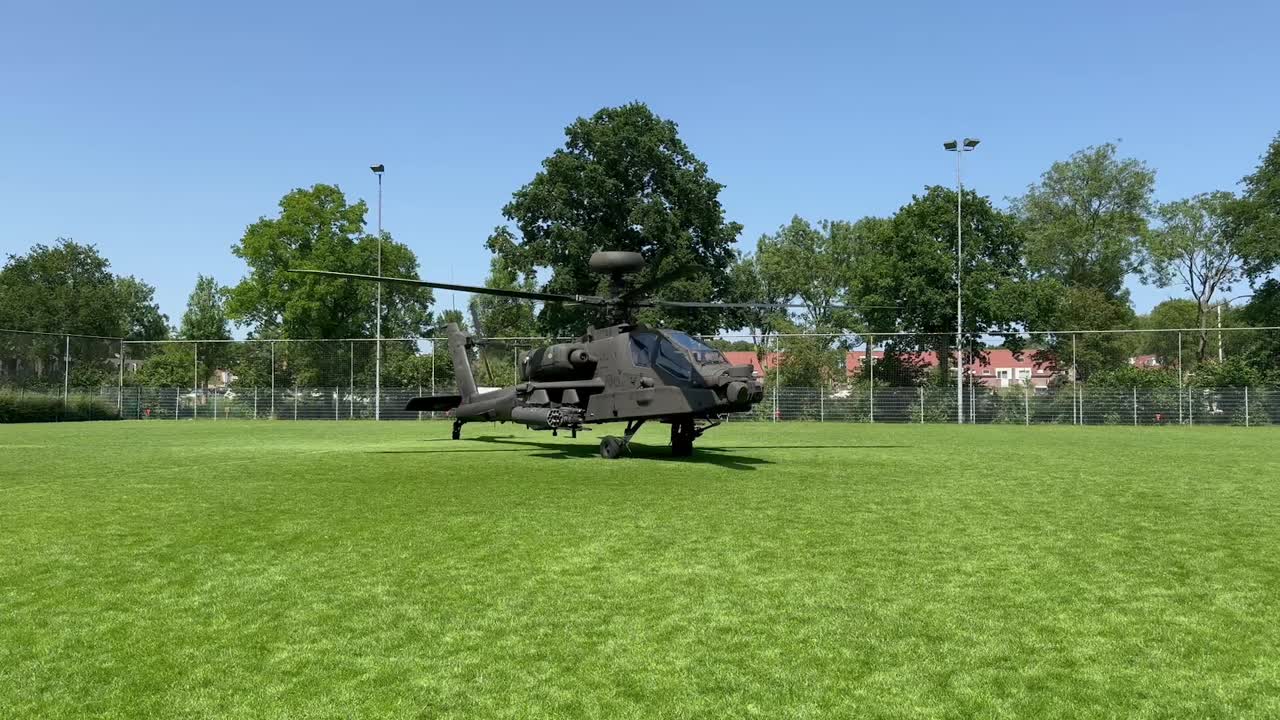 Opstijgen en Fly-By van een AH-64D Apache en NH-90 NFH

Vorige week donderdag organiseerde wij, Defensie recruiters een meeloopdag in Purmerend. Hierbij hadden wij te gast 1x AH-64D Apache en een NH-90 NFH. Zij maakte onderdeel uit van de static show waar genodigde en “locals” diverse krijgsmacht eenheden konden bezoeken. 

#defensie #dosco #clas #dcpl #werkenbijclas #koninklijkelandmacht #landmacht #werkenbijdefensie #buddybijdefensie #buddy #verbindingdienst #verbindelaar #defensieinclusief #diversiteit #inclusie