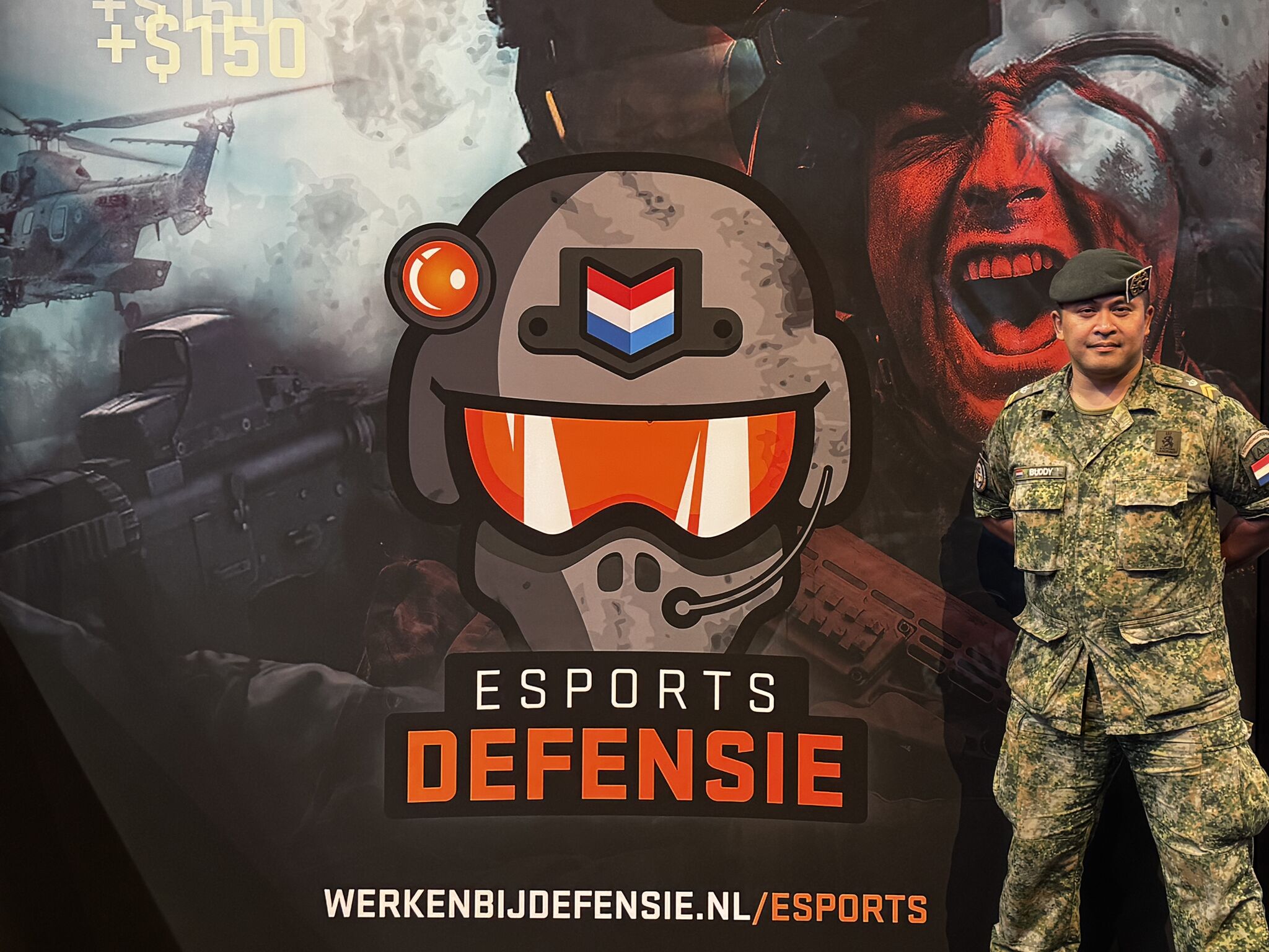 Voor diegene die het nog niet wisten, ik ben een nerd, geek en gamer. Ik heb geluk dat ik deze aspecten van mijn “leven” kan combineren met mijn werk want ja ik ben eerst militair en dan pas wat ik net benoemde.

Dit weekend staan wij als Defensie op Heroes Dutch Comic Con (HDCC) in de Jaarbeurs Utrecht. Wij staan in hal 11 met onze stand waar je van alles kunt doen zoals gamen, diverse VR activiteiten beleven en natuurlijk met mij of met één van mijn collega’s in gesprek te gaan betreft hoe het is om als militair of burger te werken bij het Ministerie van Defensie.

Ik ben helaas alleen voor de zaterdag ingedeeld dus ben jij morgen op HDCC? Kom dan gezellig bij ons Defensie stand langs in hal 11 en ik hoop je dan te kunnen ontvangen. Ben ik niet op de stand dan ben ik waarschijnlijk op een “sociale” patrouille.

[Alt-tekst in foto]

#defensie #dosco #clas #dcpl #werkenbijclas #koninklijkelandmacht #landmacht #werkenbijdefensie #buddybijdefensie #buddy #verbindingdienst #verbindelaar #defensieinclusief #diversiteit #inclusie