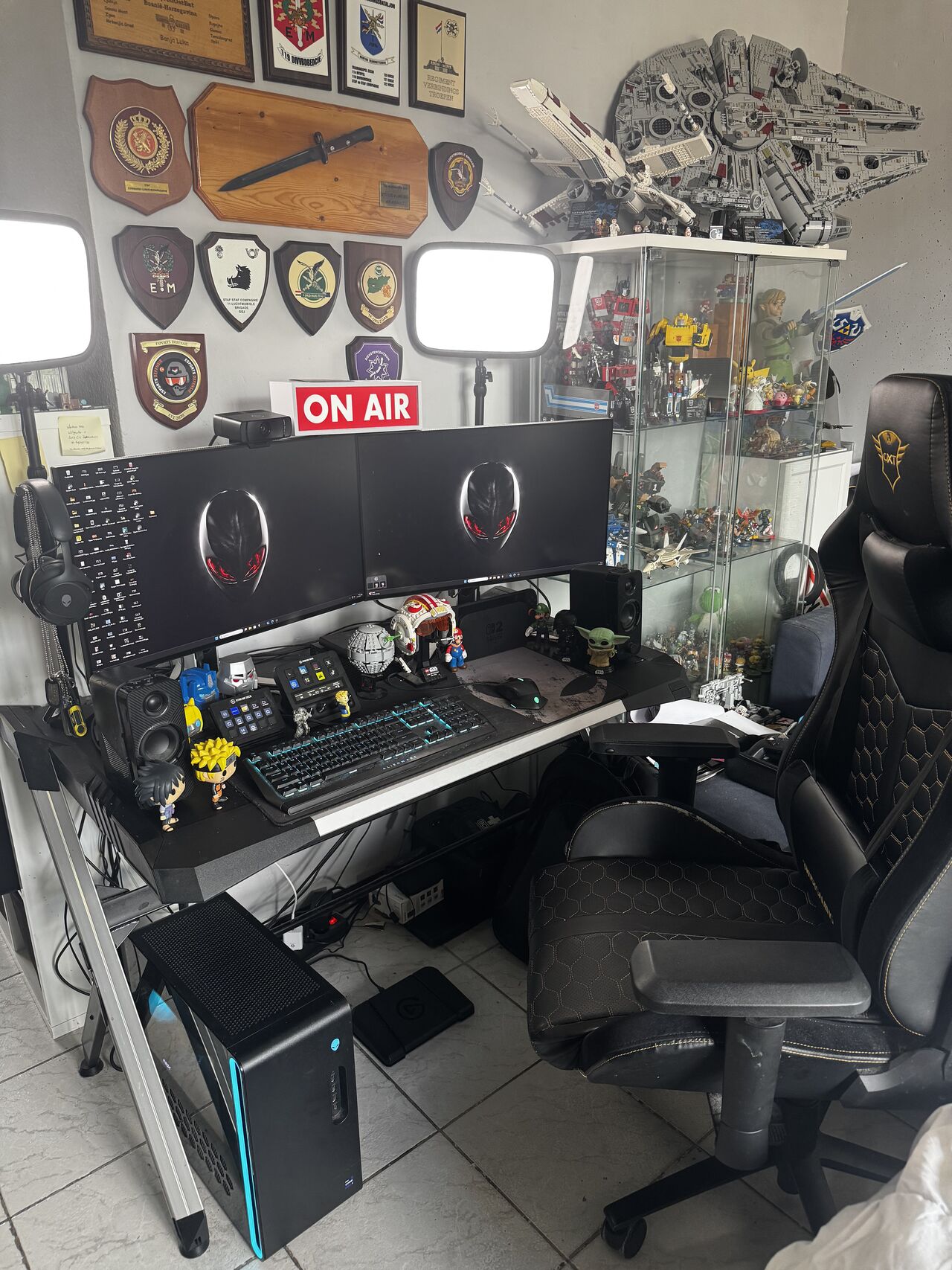 De afgelopen twee weken waren “pittig” en vandaag neem ik even een “Low Ops” dag. Even bijkomen. Gelukkig heb ik thuis mijn eigen studio waar ik tot rust kan komen door middels te gamen/streamen (twitch.tv/buddybijdefensie).

Mijn setup bestaat uit:

PC SPECS Alienware Aurora R16
* Intel(R) Core(TM) 14th Gen i9 14900KF (24-Core, 68MB Cache, 2,4GHZ to 6.0GHz Thermal Velocity Boost)
* NVIDIA(R) GeForce RTX(TM) 4090, 24GB GDDR6X
* 1000W Platinum Rated PSU, 240mm Liquid-Cooled CPU
* 64GB, 2x DDR5, 5200MHz
* 2x 2 TB M.2 PCIe SSD

GEAR
* 2x Alienware 27 Gaming QHD Monitor AW2723DF
* Alienware 510K Low-profile RGB Mechanical Gaming Keyboard
* Alienware 610M Wired/Wireless Gaming Mouse
* Alienware Extra Large Gaming - Mouse pad
* Headset: Alienware Pro Wireless Gaming Headset
* JBL Quantum Duo Speakers
* Elgato Facecam Pro
* 2x Elgato Gaming Key Light Studio On Command
* Elgato Stream Deck
* Elgato Stream Deck + with HUB
* Elgato Stream Deck Pedal
* Elgato Game Capture 4K X
* Game bureau tafel Thomas design - met led verlichting -
* Trust GXT 712 Resto Pro Gaming Stoel

Heb je zo tijd? Ga dan naar twitch.tv/buddybijdefensie en kom even hallo zeggen.

[Alt-tekst in foto]

#defensie #dosco #clas #dcpl #werkenbijclas #koninklijkelandmacht #landmacht #werkenbijdefensie #buddybijdefensie #buddy #verbindingdienst #verbindelaar #defensieinclusief #diversiteit #inclusie