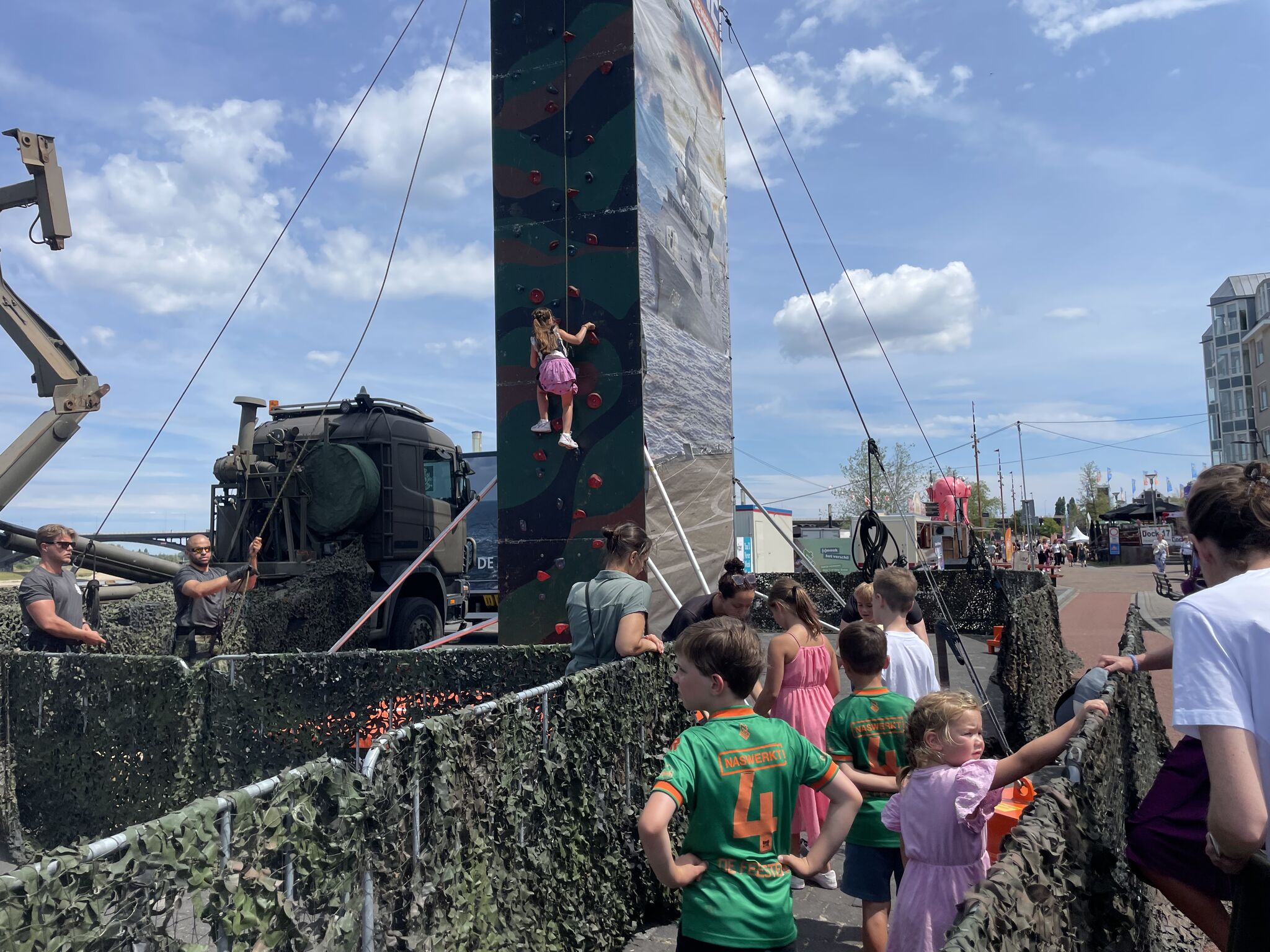 Marine Roadshow op de Waalkade! 🇳🇱💪

Sinds zaterdag ligt de Waalkade in Nijmegen er nóg stoerder bij! De Marine Roadshow is neergestreken met o.a. de indrukwekkende klimtoren, de interactieve belevingscontainer én de spannende VR-ervaring. Klaar om jezelf uit te dagen?

Namens de Koninklijke Marine Reserve ben ik ^Anton – samen met collega’s – de hele week aanwezig om al je vragen te beantwoorden. Wil je weten wat het betekent om parttime militair (reservist) te zijn? Of ben je juist op zoek naar een avontuurlijke carrière bij Defensie? Wij helpen je graag op weg!

📍 Je vindt ons op de Waalkade
📅 Elke dag aanwezig t/m het einde van de Nijmeegse Vierdaagse
🌐 Meer info? Check: www.werkenbijdefensie.nl

Kom langs, ervaar het zelf, en wie weet… trek jij straks het uniform aan! 💼🪖

#MarineRoadshow #Waalkade #Reservist #KoninklijkeMarine #WerkenBijDefensie #NijmeegseVierdaagse #DefensieJobs #uitdaginggezocht Korps Mariniers  Koninklijke Marine Reserve Dienstencentrum Personeelslogistiek (DCPL) Stichting Vierdaagsefeesten