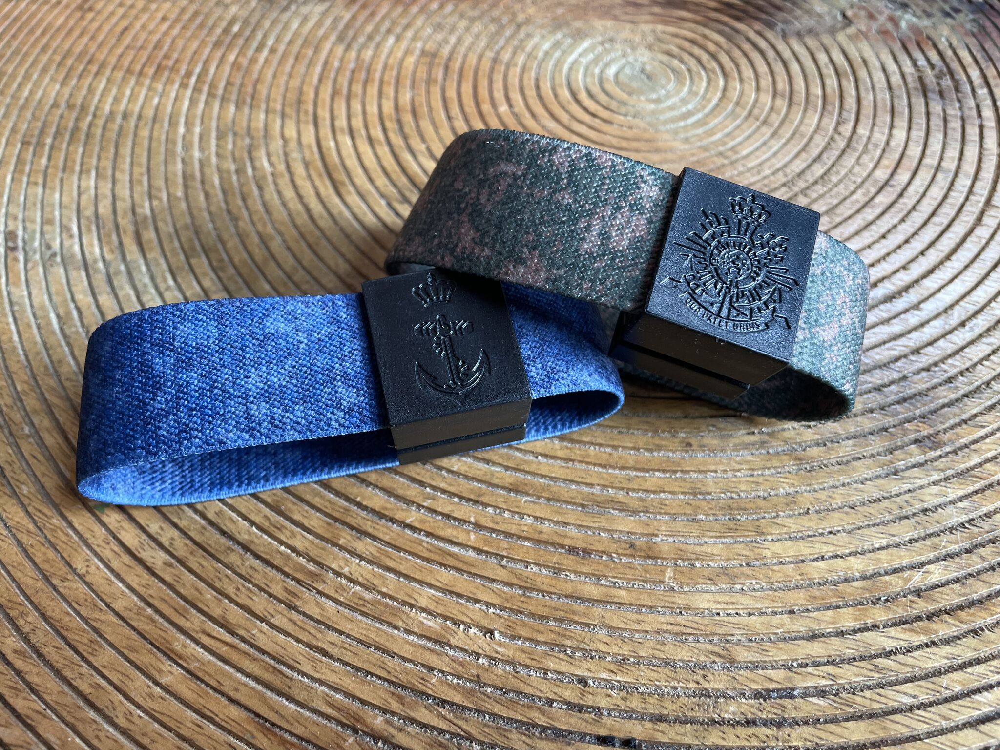 Van bandje naar bekerhouder – en naar een goed gesprek! 🟦🟢

Onze marineblauwe en mariniersgroene bandjes zijn een regelrechte hit op de Waalkade tijdens de 4Daagsefeesten! In één simpele beweging veranderen ze in een drankcup houder – handig én origineel.

Samen met de #MarineRoadshow delen recruiters van o.a. de Koninklijke Marine Reserve  deze slimme gadgets uit. En het mooiste? Ze zijn het perfecte haakje voor een mooi gesprek over werken bij Defensie.

Kortom: een marketing succes met inhoud!

Zien we je daar?

#KoninklijkeMarine #Reservist #Defensie #4Daagsefeesten #MarineRoadshow #mariniersgroen #marineblauw #werkenbijdefensie #cupholdermagic Stichting Vierdaagsefeesten Dienstencentrum Personeelslogistiek (DCPL) Ministerie van Defensie