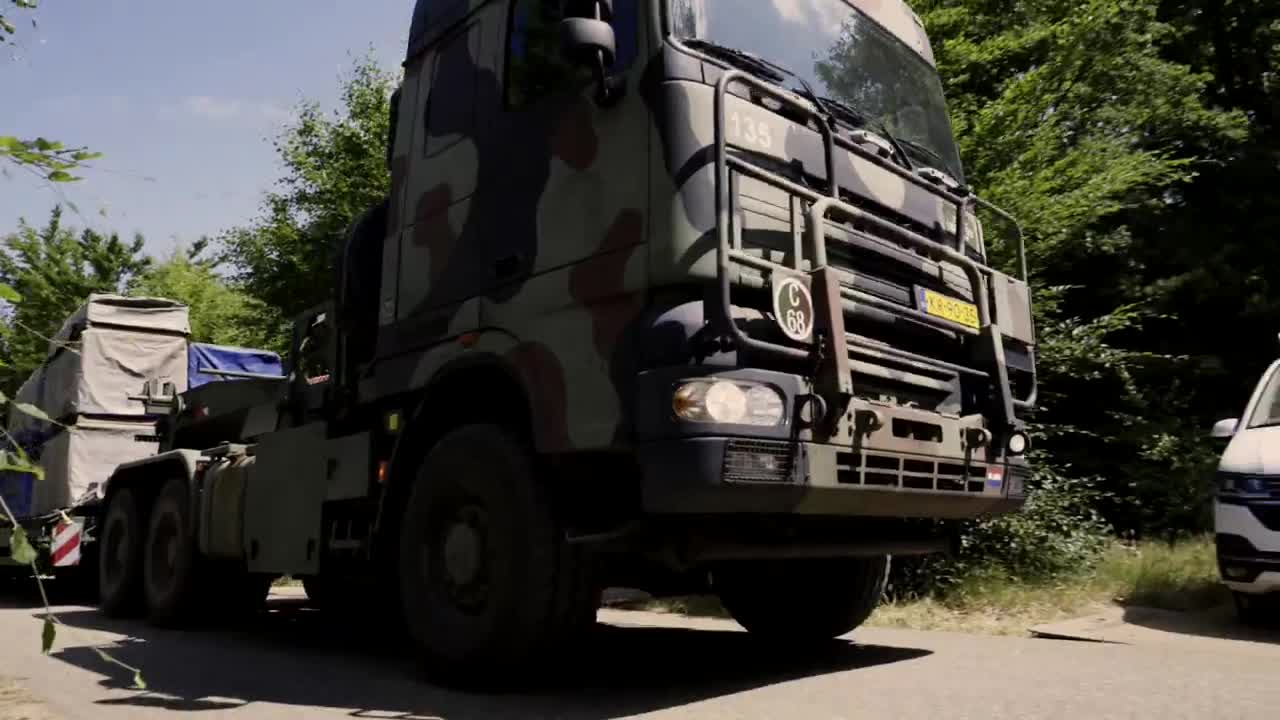 Duizenden militairen begonnen aan de Nijmeegse Vierdaagse
 
Met het klinken van het startschot zijn vanochtend in alle vroegte 6.488 militairen begonnen aan de Nijmeegse Vierdaagse. Aan deze 107e editie nemen militairen uit maar liefst 36 verschillende landen deel. Dat is het hoogste aantal nationaliteiten ooit. In totaal lopen er 2.465 Nederlandse militairen mee. 
 
Al om 04:30 uur vertrokken ze vanaf Heumensoord, dat speciaal is ingericht als tijdelijk militair kamp. Gehuld in uniform en met bepakking zetten ze hun eerste stappen van in totaal 160 kilometer. Voor velen geldt de Vierdaagse als een serieuze fysieke beproeving én als onderdeel van hun opleiding of militaire training. 
 
Militaire aspecten
 
De sfeer is gemotiveerd en gemoedelijk. "Het is een ontzettend vrolijk evenement. Daarbij, laten we de militaire aspecten van het ondersteunen terugkomen, zoals we in een operationele setting zouden kunnen doen”, vertelt commandant Heumensoord luitenant-kolonel Jacob Feenstra. ”We doen alles voor de wandelaars om ze te laten finishen”, legt hij uit, doelend op onder meer de medische posten. Hiervan kunnen alle militairen gebruik maken.
 
Zichtbaarheid
 
Naast Nederlands leveren ook Canada, Duitsland, Groot-Brittannië, Noorwegen en de VS grote delegaties militairen.
Voor Defensie is de Vierdaagse overigens niet alleen een oefening in uithoudingsvermogen, maar ook een moment van zichtbaarheid. “Ik doe voor mezelf mee, puur als uitdaging. Maar ook voor het plezier en om als militair zichtbaar te zijn voor het publiek”, legt een van individuele wandelaars uit.
 
De komende dagen trekt de wandelstoet door de regio Nijmegen, met routes richting Elst, Wijchen, Groesbeek en Cuijk. Vrijdag worden de militairen traditiegetrouw feestelijk onthaald op de finishlocatie Charlemagne.

Bron: www.defensie.nl
 
#defensie #dosco #clas #dcpl #werkenbijclas #koninklijkelandmacht #landmacht #werkenbijdefensie #buddybijdefensie #buddy #verbindingdienst #verbindelaar #defensieinclusief #diversiteit #inclusie