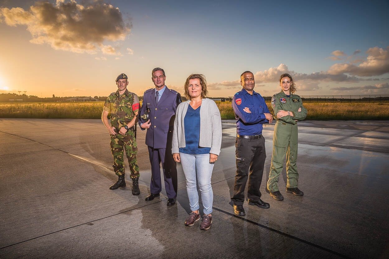 COMMUNICATIEADVISEUR GROEP LUCHTMACHT RESERVE 

Als communicatieadviseur geef je richting aan het communicatiebeleid van de GLR. Je geeft leiding aan een klein communicatieteam, bestaande uit een luitenant (reservist) en een sergeant (reservist). Samen met hen werk je aan het versterken van de zichtbaarheid en waardering van de reservist, zowel intern als extern binnen de Luchtmacht organisatie. Je bent verantwoordelijk voor strategisch advies, coördinatie en uitvoering van communicatieactiviteiten. Daarbij schakel je tussen het operationele werkveld van de squadrons en de beleidsmatige kaders van het Luchtmacht. Je werkt zelfstandig, maar bent ook sparringpartner voor commandanten, projectteams en collega’s.

Ben jij die gedreven  communicatiespecialist en ben jij op zoek naar een functie in een groeiende dynamische organisatie ? Ga dan naar onze website: https://lnkd.in/egyRBGSJ voor meer ℹ 
#vacature #communicatie #GLR #luchtmacht #CLRS #burgerbijdefensie #werkenbijdefensie #eenteameentaak #airpower
Link naar website GLR: https://lnkd.in/eBv2B_B5

Auteursrecht: www.IDMphotography.com