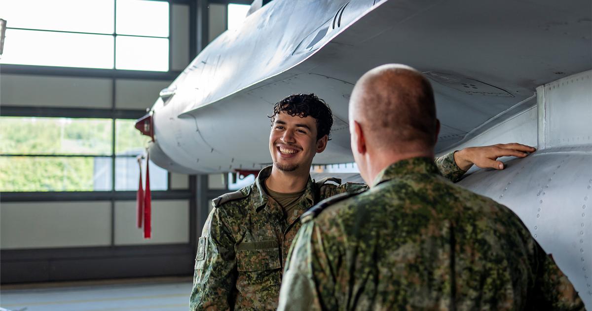 🎖️ Droom jij van een functie als Officier bij de Luchtmacht?
 
Dan is dit jouw kans om alles te ontdekken over deze unieke carrière tijdens de Online Voorlichting Officier!

 🗓️ Dinsdag 12 augustus 2025
 🕐 13:00 – 15:00
 📍 Online, gewoon vanaf je eigen device!

Heb jij een HAVO-diploma op zak en ben je tussen de 14 en 35 jaar? En wil jij bijdragen aan vrede en veiligheid wereldwijd? ✈️ Meld je dan aan en ontdek hoe jij als Officier impact maakt, bijvoorbeeld in de techniek, ICT, logistiek, inlichtingen of gezondheidszorg.

💡 Wat kun je verwachten?
 ✅ Inzicht in alle Officiersfuncties binnen de Luchtmacht
 ✅ Alles over het sollicitatieproces én de fysieke eisen
 ✅ Een inkijkje in het werk én leven als Officier
 ✅ Stel live je vragen aan een recruiter

Je volgt deze voorlichting gewoon via je laptop, tablet of mobiel. Geen reistijd, alleen inspiratie!
 
👉 Aanmelden kan via: https://lnkd.in/eKWz9gVi

Zien we jou online op 12 augustus?
 
#werkenbijdefensie #officier #luchtmacht #defensievoorlichting #carrièrekeuze #havo #techniek #ict #zorg #logistiek #inlichtingen #toekomstmakers #defensiejouwmissie