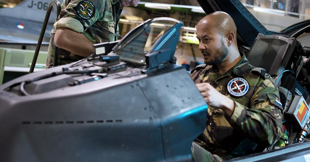 Benieuwd naar jouw toekomst bij de Luchtmacht? Kom naar één van onze Luchtmacht Voorlichtingsdagen en ontdek waar jouw kracht ligt!

Heb jij je VMBO Basis diploma en ben je tussen de 14 en 35 jaar? Dan staan de deuren voor jou open bij één van de meest veelzijdige werkgevers van Nederland. Tijdens deze fysieke voorlichting kom je alles te weten over werken bij de Luchtmacht.

📅 Kies jouw datum en locatie:
 🔹 Woensdag 23 juli 2025 | 10:00 - 11:30 | Eindhoven
 🔹 Vrijdag 1 augustus 2025 | 10:00 - 12:00 | Zoetermeer
 🔹 Woensdag 20 augustus 2025 | 10:00 - 11:30 | Eindhoven

Of je nu geïnteresseerd bent in techniek, logistiek, ICT, zorg, of als vlieger – er is voor iedereen een plek. Tijdens de voorlichting:
 ✅ Krijg je alle info over functies, werken en leven bij de Luchtmacht
 ✅ Spreek je met recruiters en toekomstige collega’s
 ✅ Ontdek je welk vakgebied het beste bij jou past
 ✅ Leer je meer over wat het inhoudt om militair te zijn

🔗 Aanmelden kan via: https://lnkd.in/exhWf9Nd 

 📣 Tip: Neem iemand mee of deel dit bericht met iemand die dit niet mag missen!

Tot snel bij de Luchtmacht! ✈️
 
#werkenbijdefensie #luchtmacht #defensievoorlichting #jongtalent #militairecarrière #techniek #ict #zorg #logistiek #vlieger #carrièrekeuze #VMBO