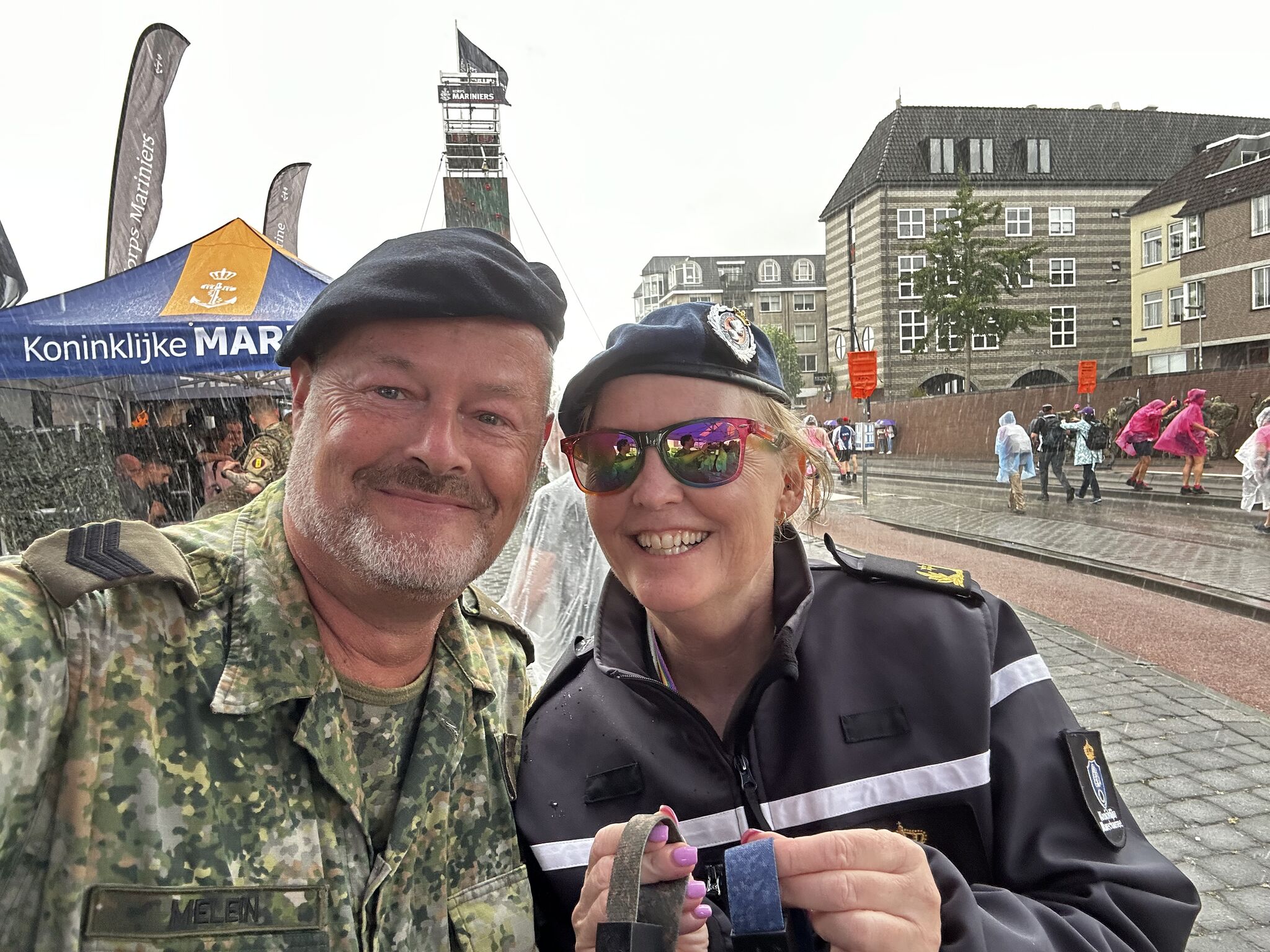 Roze Woensdag: een bruisende dag vol verbinding en zichtbaarheid tijdens de 4Daagse Nijmegen

Vandaag kleurde de Waalkade roze tijdens Roze Woensdag, een van de meest uitbundige en feestelijke dagen van de 4Daagse van Nijmegen. Het was een dag vol energie, diversiteit en ontmoeting.

Duizenden wandelaars trokken voorbij, waaronder een groot aantal militairen. De collega’s van Defensie deelden met veel enthousiasme roze zonnebrillen uit, waarmee zij zichtbaar bijdroegen aan de feestvreugde én inclusiviteit van het evenement.

Ook de recruiters van de Koninklijke Marine Reserve en de Marine Roadshow waren wederom aanwezig. We gingen in gesprek met bezoekers, toekomstige collega’s én oud-mariniers die spontaan langskwamen voor een warm weerzien.

Tussen de feestelijke sfeer op straat, de muziek, het eten en de kleurrijke outfits vonden waardevolle ontmoetingen plaats. Een mooie dag om als Defensie-organisatie zichtbaar aanwezig te zijn in het hart van de samenleving.

Morgen gaan we verder met dag 6 van onze inzet in Nijmegen. Met trots, energie en verbondenheid. 

#KoninklijkeMarine  #4DaagseNijmegen #RozeWoensdag #4Daagse2025 #Verbinding #MarineRoadshow #mariniersgroen #vlootblauw #werkenbijdefensie  Stichting Vierdaagsefeesten Ministerie van Defensie