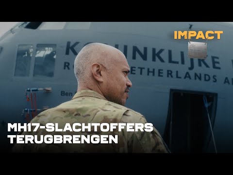 Hoe bereid je je voor op het vervoeren van stoffelijke overschotten van complete gezinnen? En wat doe je als je weet dat je een oorlogsgebied invliegt? Dit is het verhaal van C130 vlieger en vluchtcommandant Satu, die onderdeel was van de missie om de MH17 slachtoffers terug naar Nederland te halen.

Toen Satu het nieuws hoorde over het verdwenen toestel, was hij in het bos met zijn gezin. Kort daarna zat hij zelf in de cockpit, op weg naar een land in oorlog. Een missie van meer dan tien dagen, met drie vluchten, vol dreiging en ingrijpende beelden. De bergingsploeg die hij vervoerde, kwam aangeslagen terug. De verhalen gingen door merg en been.

Ontdek hoe Satu het verschil maakt en vergeet niet te abonneren als je meer wilt weten over hoe jij impact kunt maken bij Defensie.

--------------------------------------------------------- 

Meer weten over werken bij Defensie? Ga naar: https://werkenbijdefensie.nl/ 

𝗩𝗼𝗹𝗴 𝗼𝗻𝘀 𝗼𝗼𝗸 𝗼𝗽 𝗦𝗢𝗖𝗜𝗔𝗟 𝗠𝗘𝗗𝗜𝗔: 
Facebook: https://wbdef.nl/facebook 
Instagram: https://wbdef.nl/instagram
LinkedIn: https://wbdef.nl/linkedin 
Twitch: https://wbdef.nl/twitch 

𝗩𝗮𝗰𝗮𝘁𝘂𝗿𝗲: https://werkenbijdefensie.nl/vacatures