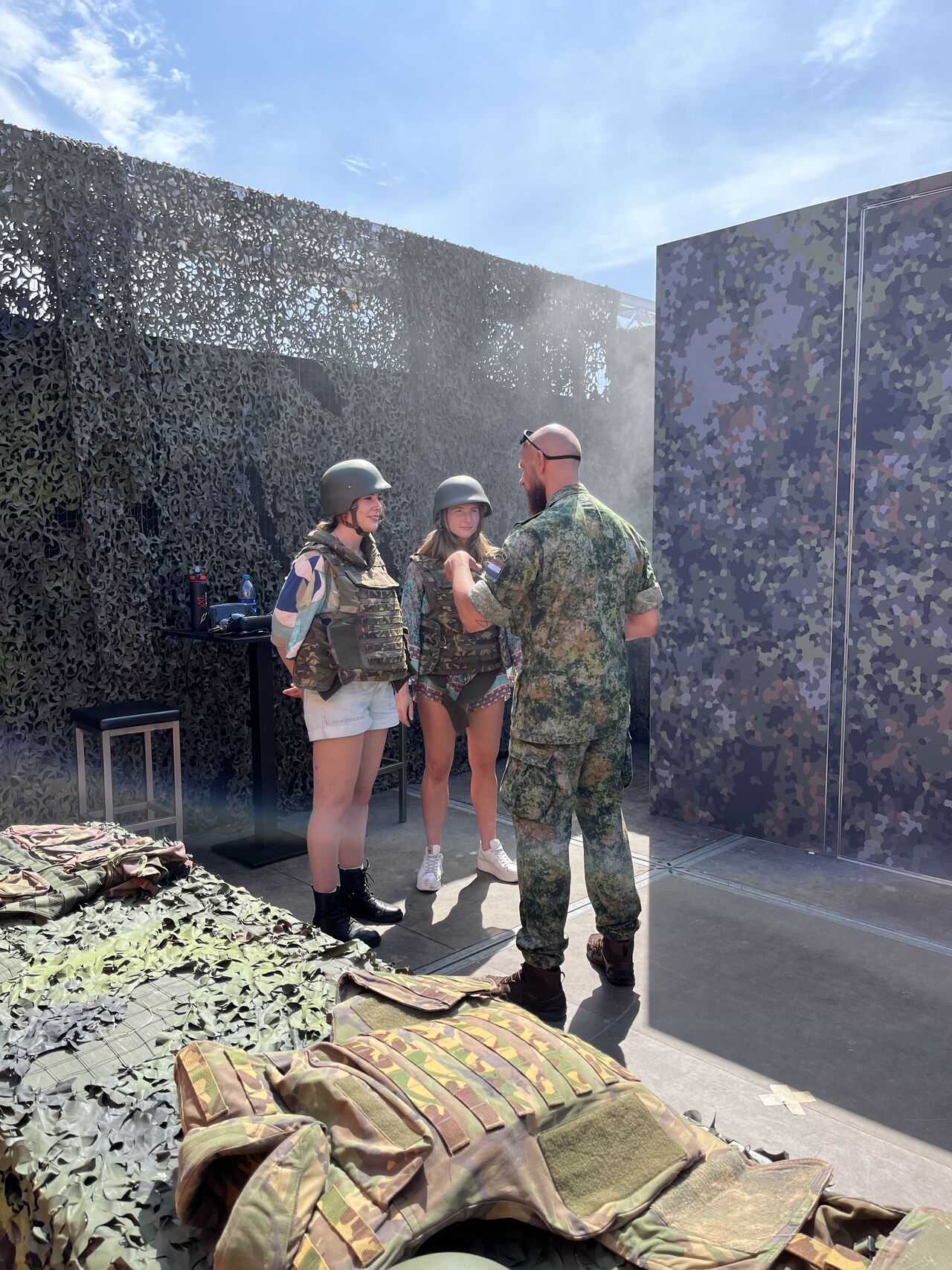 Grooven & Stoeven op de Zwarte Cross. Defensie was aanwezig met een mooie stand. Geïnteresseerden konden zich registreren en een parcours af leggen. 
Area 51 werd druk bezocht, dit leverde mooie gesprekken op met enthousiaste bezoekers.

Met een tof team van “paarse” collega’s stof tot nadenken gegeven. Is het voor jou “tijd voor Defensie”? Check werkenbijdefensie.nl voor vacatures als militair, burger of reservist. 

Nu genieten van ons zomerverlof! Patricia van Drunen bedankt voor de toffe dag en ook de andere collega’s die aanwezig waren bedankt! 

#zwartecross2025 #tijdvoordefensie #luchtmacht #werkenbijdefensie