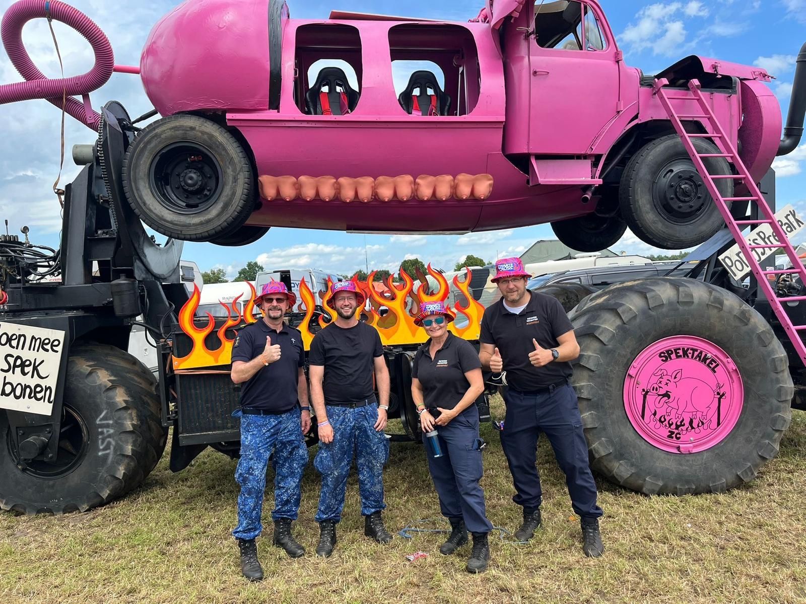 Wat een dolle boel hier op de Zwarte Cross! 🎉

Behalve muziek en gekkigheid staan onze recruiters van de Koninklijke Marine Reserve klaar voor jou.

Zin in avontuur en uitdaging?
Klik aan bij één van onze recruiters en ontdek hoe gaaf het is om parttime militair te worden!

#KoninklijkeMarineReserve #ZwarteCross #MarineReserve #ParttimeMilitair #Defensie #Avontuur #DurfTeKiezen #WerkenBijDefensie #ZwarteCross2025 #JoinTheTeam #Spektakel