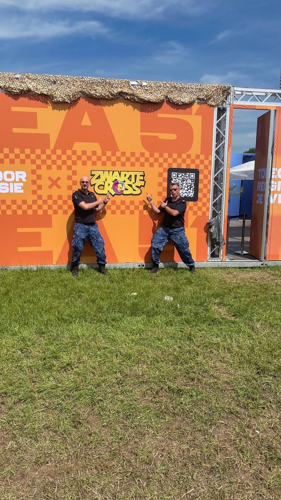 De 4Daagsefeesten zijn nog maar net voorbij en onze recruiters van de Koninklijke Marine Reserve staan alweer paraat – dit keer op de Zwarte Cross! ⚓🔥

Tussen alle muziek, modder en gezelligheid vind je ons met volle energie om bezoekers te laten zien hoe gaaf het is om parttime militair te worden.

Zin in een praatje, een uitdaging of gewoon nieuwsgierig?

Kom langs bij onze stand – we vertellen je graag alles over het leven bij de Marine Reserve!

#KoninklijkeMarineReserve #ZwarteCross #MarineReserve #ParttimeMilitair #Defensie #WerkenBijDefensie #Mariniers #Marine #Teamwork #DurfTeKiezen #AvontuurBijDeMarine #ZwarteCross2025 #Recruitment #MarineLife #JoinTheTeam