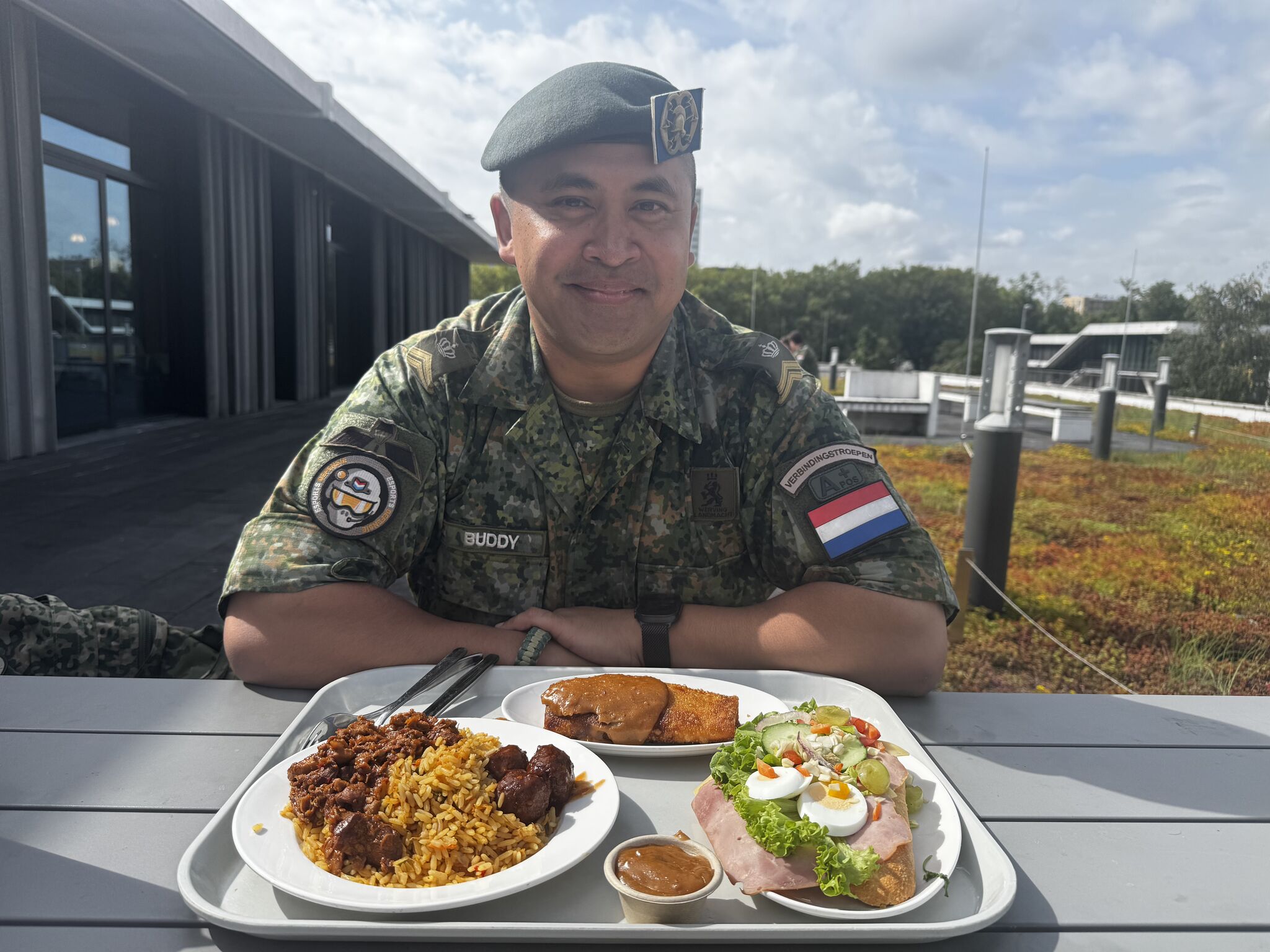 “Blauwe hap”

Er is waarschijnlijk niemand bij Defensie (en zelfs buiten Defensie) die het niet kent; de befaamde ‘Blauwe hap’. De Indonesische rijsttafel die al sinds mensheugenis iedere woensdag geserveerd wordt in de bedrijfskantine. Hoe is Defensie op die naam gekomen? Na de soevereiniteitsoverdracht van Indonesië keerden tienduizenden militairen terug naar Nederland. Zij hadden tijdens hun diensttijd behoorlijk wat lekkere gerechten leren kennen. Onder die teruggekeerde militairen waren uiteraard Nederlands-Indische personeelsleden van de Koninklijke Marine, de ‘blauwe jongens’. Daar komt de term ‘Blauwe hap’ vandaan.

[Alt-tekst in foto]

#defensie #dosco #clas #dcpl #werkenbijclas #koninklijkelandmacht #landmacht #werkenbijdefensie #buddybijdefensie #buddy #verbindingdienst #verbindelaar #defensieinclusief #diversiteit #inclusie