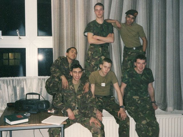 Throw Back Thursday

Deze foto was tijdens mijn Algemene Militaire Opleiding (AMO) in Ermelo gemaakt. Ik ben van lichting 99-11. Dat betekent dat ik in november 1999 ben opgekomen. Ik zat bij Alfa compagnie, eerste peloton, Bravo groep. Besef nu dat ik in de laatste AMO lichting zat van de 20ste eeuw. 

Zit nu bijna 26 jaar bij de baas. Veel leuke dingen gedaan en als ik terug denk aan mijn AMO periode, denk ik wel dat het één van de mooiste periodes bij Defensie was.

[Alt-tekst in foto]

#defensie #dosco #clas #dcpl #werkenbijclas #koninklijkelandmacht #landmacht #werkenbijdefensie #buddybijdefensie #buddy #verbindingdienst #verbindelaar #defensieinclusief #diversiteit #inclusie #throwbackthursday #tbt