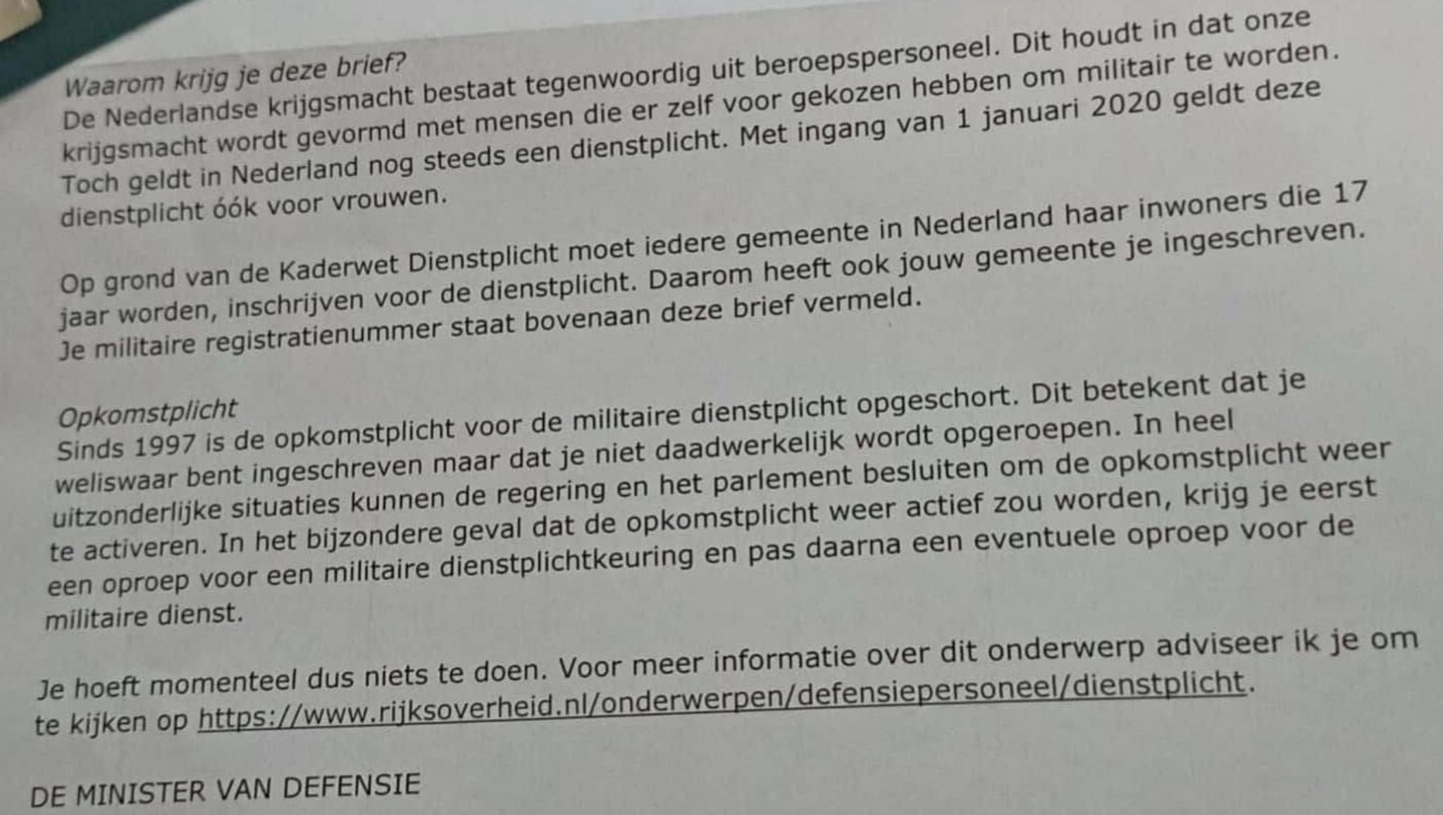 17-jarigen ontvangen tweede dienstplichtbrief: Defensie zoekt duizenden mensen

Nederlandse jongeren die dit jaar zeventien jaar zijn of worden kijken wellicht raar op als in september voor de tweede keer een dienstplichtbrief op de deurmat valt. Het is geen oproep voor de dienstplicht, maar een uitnodiging voor een enquête.

Iedere Nederlander die dit jaar zeventien jaar is of wordt heeft in het voorjaar al een brief over de dienstplicht ontvangen. Het is niet gebruikelijk dat Defensie later in het jaar nog een tweede brief stuurt. Maar dat gebeurt dit jaar wél.

Defensie is namelijk op zoek naar heel veel nieuwe mensen. Begin dit jaar is besloten dat de krijgsmacht in de periode tot 2030 moet groeien naar 100.000 medewerkers. "Met de enquête in de tweede dienstplichtbrief willen we polsen hoe jongeren naar de krijgsmacht kijken", zegt een woordvoerder van het ministerie van Defensie tegen NU.nl. "Het biedt jongeren vervolgens de kans om bijvoorbeeld reservist te worden of om verder te kijken naar een baan bij Defensie."

Het plan van Defensie om te groeien naar 100.000 mensen in 2030 betekent dat er in iets meer dan vier jaar tijd bijna 25.000 nieuwe mensen aangetrokken moeten worden. "Dat is een erg ambitieus plan", zegt defensiespecialist Patrick Bolder van denktank HCSS.

Ook Defensie heeft last van krapte op arbeidsmarkt

Het is niet alleen een uitdaging om veel nieuwe mensen aan te trekken. Er zijn volgens Bolder bijvoorbeeld ook veel opleidingsplekken en instructeurs nodig. "In de hele defensieorganisatie worden nu stappen gezet om het doel voor 2030 te bereiken." Maar of dat gaat lukken, zal volgens Bolder ook deels aan de economische situatie liggen. "Als de economie minder goed draait, neemt de interesse in een baan bij Defensie doorgaans toe, omdat je daar dan makkelijker een vaste baan kunt krijgen", legt hij uit. Maar op dit moment is er sprake van krapte op de arbeidsmarkt. Daardoor is het ook voor Defensie een uitdaging om nieuw personeel aan te trekken.

Defensie ziet interesse onder jongeren toenemen

Desondanks ziet Defensie dat jongeren vaker overwegen om in het leger te gaan. "Het is verleidelijk om te zeggen dat die belangstelling door de situatie in Oekraïne komt", zegt de Defensie-woordvoerder. "Maar het is ook iets bij jongeren van nu dat ze iets voor de samenleving willen doen."

Het beeld dat jongeren meer interesse hebben in Defensie wordt door Bolder bevestigd. "Defensie betaalt nu ook beter, dat is een belangrijke voorwaarde. En Defensie werkt met andere dienstmodellen, waaronder een dienjaar, stage of bootcamp. Ook dat trekt de belangstelling van jongeren."

Bron: www.nu.nl

[Alt-tekst in foto]

#defensie #dosco #clas #dcpl #werkenbijclas #koninklijkelandmacht #landmacht #werkenbijdefensie #buddybijdefensie #buddy #verbindingdienst #verbindelaar #defensieinclusief #diversiteit #inclusie