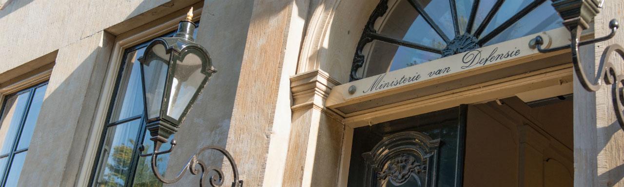 Ik zoek versterking om samen richting te geven aan de IT van de toekomst binnen het Ministerie van Defensie!

Binnen mijn sectie experimentondersteuning, onderdeel van KIXS – Directie Kennis & Innovatie, werken we met een hecht en ondernemend team aan IT-innovaties die er écht toe doen. Wat wij hier ontwikkelen en beproeven, kan morgen al in het veld verschil maken.


Omdat de taken en verantwoordelijkheden van de sectie toenemen in het kader van de focus op hoofdtaak 1 van de krijgsmacht zoek ik een Senior IT Manager die een sleutelpositie gaat innemen in ons werk en samen met mij en het team:
• koers gaat bepalen in een innovatieve en complexe omgeving,• structuur aan wil brengen waar dat nodig is,• het voortouw neemt om samen met de IT leverancier van Defensie, het Joint IV Commando, veilig maar flexibel IT-innovatie mogelijk te maken.

Wat deze rol bijzonder maakt:


Vanuit KIXS heb je directe invloed op het innovatieproces van Defensie. Je beweegt tussen strategie en operatie, tussen idee en praktijk. Je krijgt de leiding over een groep zeer gedreven collega’s die net als jij willen bouwen, versnellen en vernieuwen.

Lijkt dit je wat – of ken je iemand die hier perfect past?

Bekijk en deel de vacature:
https://lnkd.in/eJZf36_u

#COMMIT #werkenbijdefensie #krijgsmacht #innovatie #KIXS