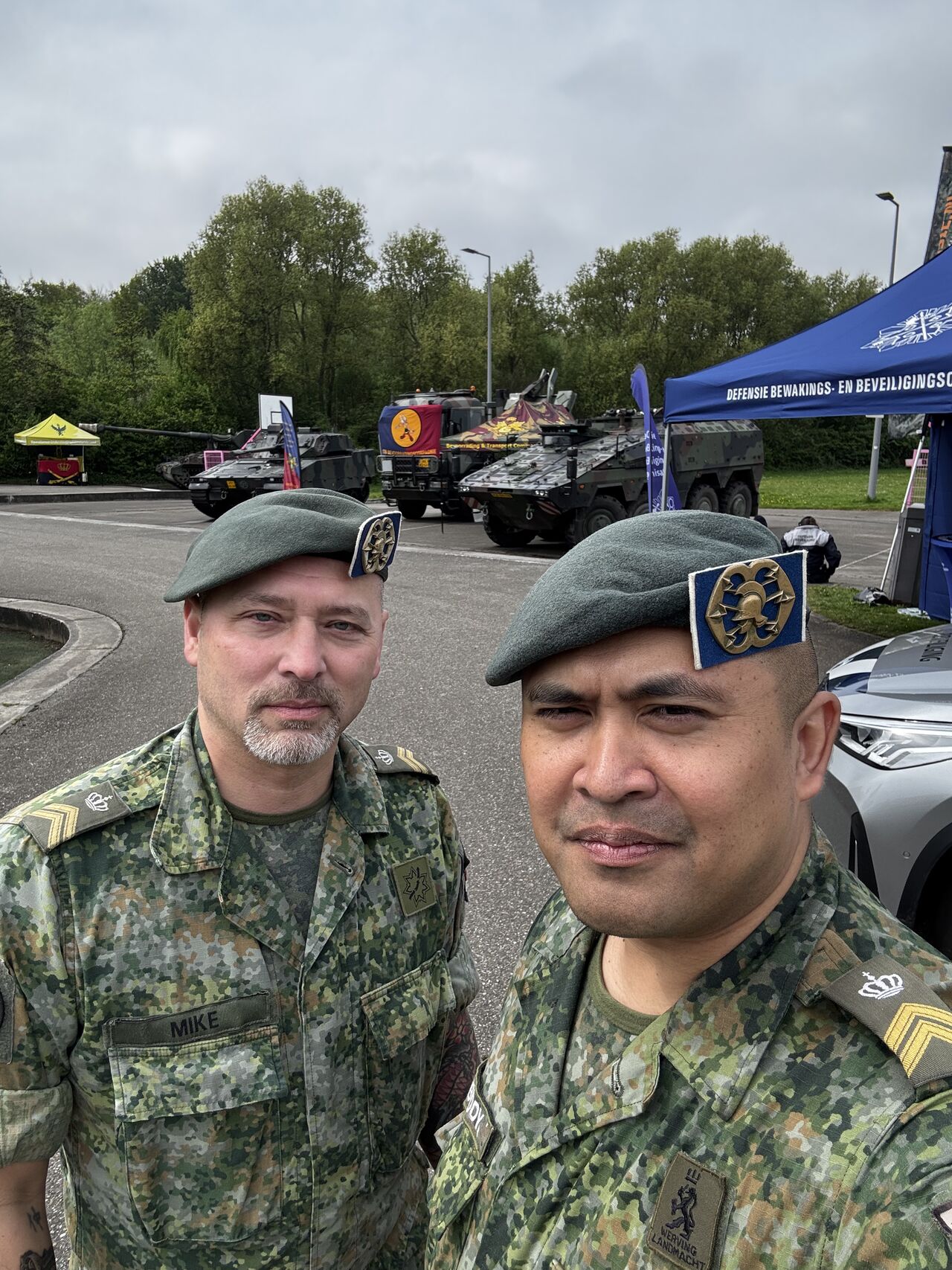 Werereldhavendagen Rotterdam 2025

Op vrijdag 5, zaterdag 6 en zondag 7 september zijn Mike en ik te vinden op Parkkade in Rotterdam en specifiek in de “innovatie” tent. Samen met Explosieven Opruimingsdienst Defensie, Directie Materiële Instandhouding, NTB en MD om te laten zien wat er allemaal gebeurd rondom innovatie. 

Bij ons ligt de focus op de innovatieve inzet van gaming. Het Ministerie van Defensie ontwikkelt verschillende concepten om de koppeling tussen games en skills te maken. Een aantal voorbeelden daarvan zullen we deze dagen tonen.

Ben je van plan om de Wereldhavendagen te bezoeken? Vergeet dan niet bij ons langs te komen!

[Alt-tekst in foto]

#defensie #dosco #clas #dcpl #werkenbijclas #koninklijkelandmacht #landmacht #werkenbijdefensie #buddybijdefensie #buddy #verbindingdienst #verbindelaar #defensieinclusief #diversiteit #inclusie